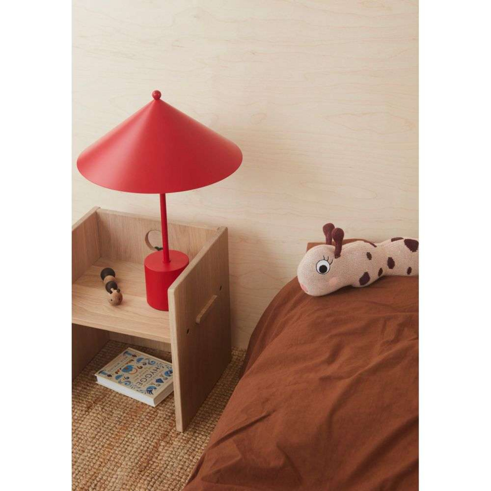 Lampa stołowa OYOY Living Design „Kasa”, czerwona, metalowa, E14 Lampa stołowa OYOY Living Design „Kasa”, czerwona, metalowa, E14