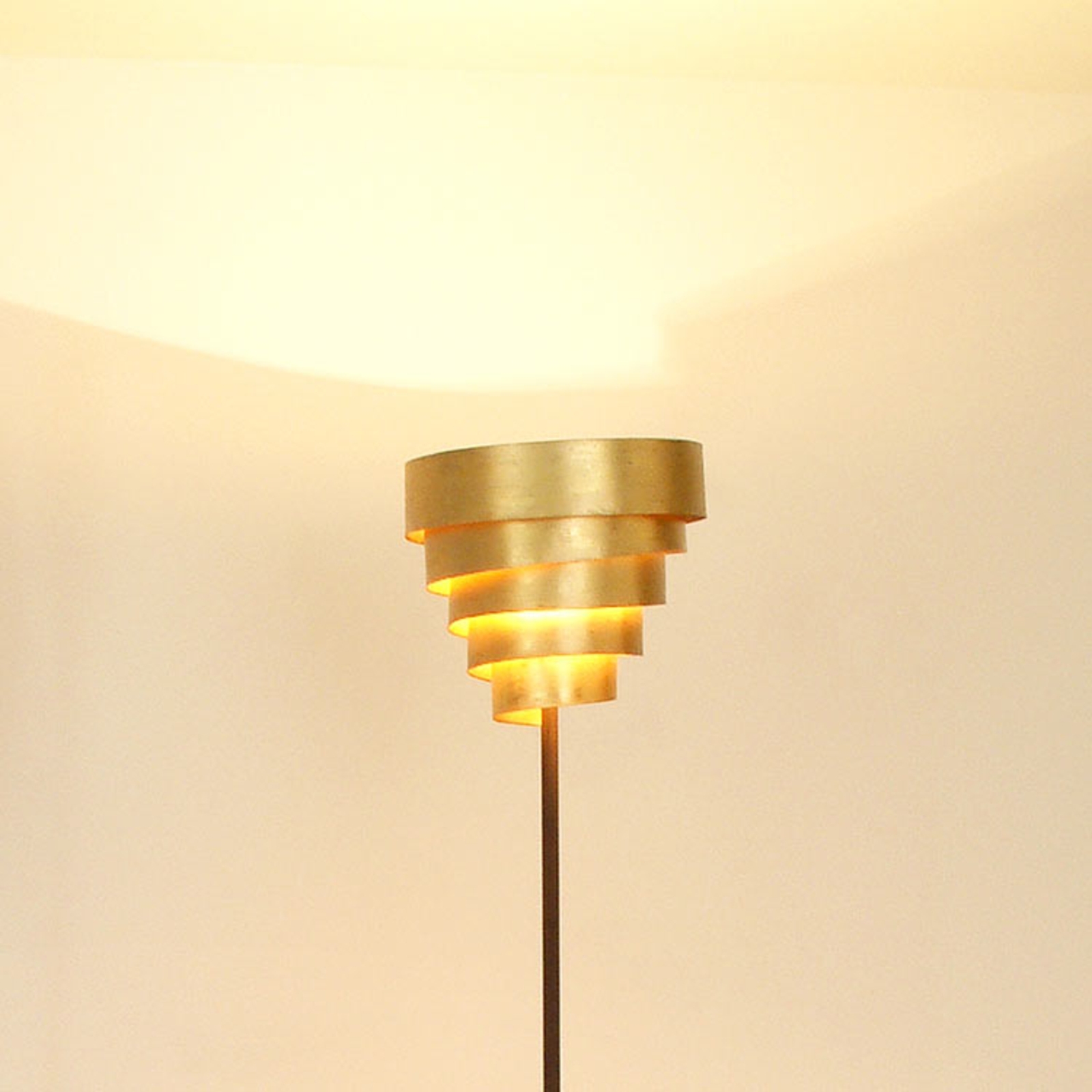 Schitterende vloerlamp BANDEROLE in bruin-goud