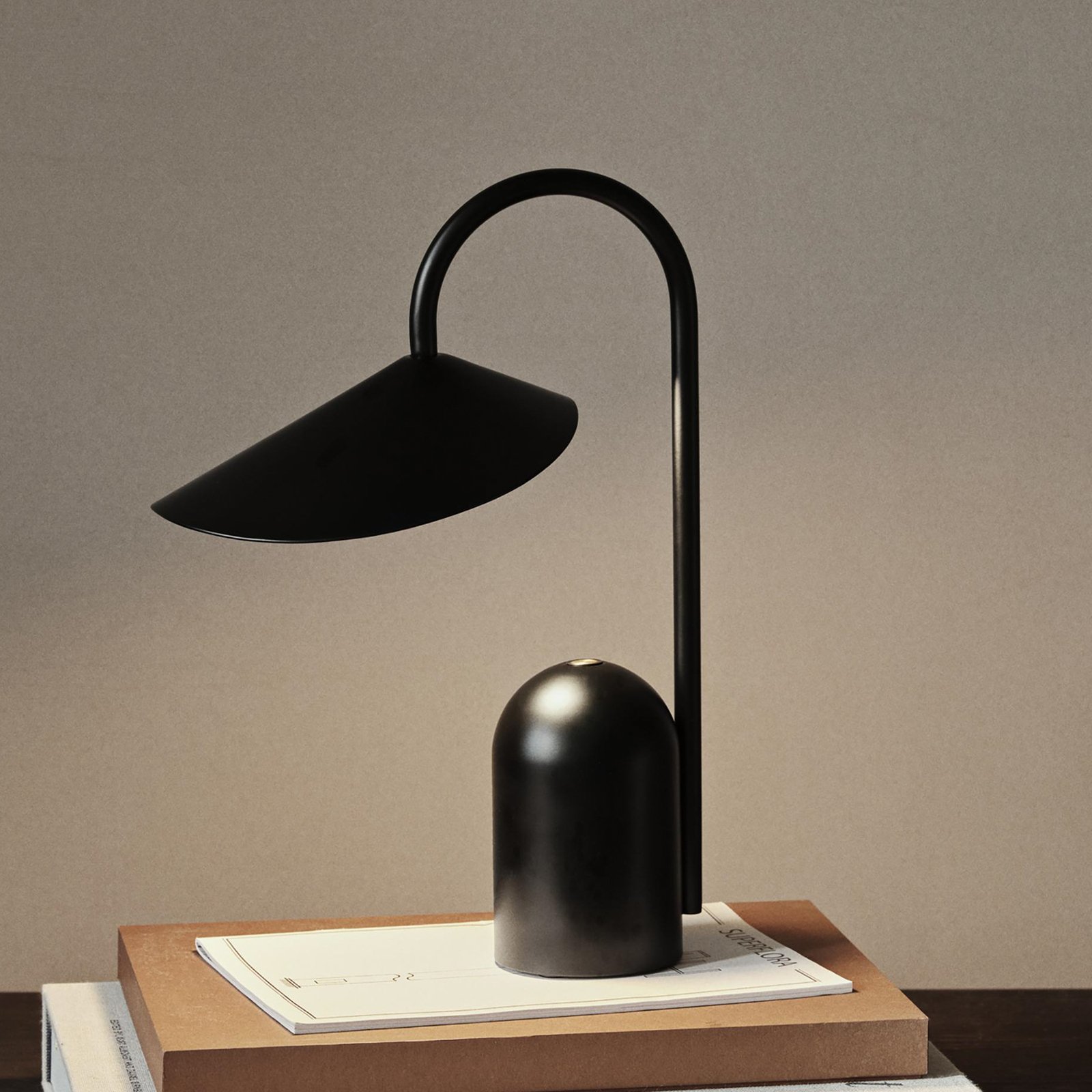 ferm LIVING LED dobíjecí stolní lampa Arum, černá, stmívatelná, IP44