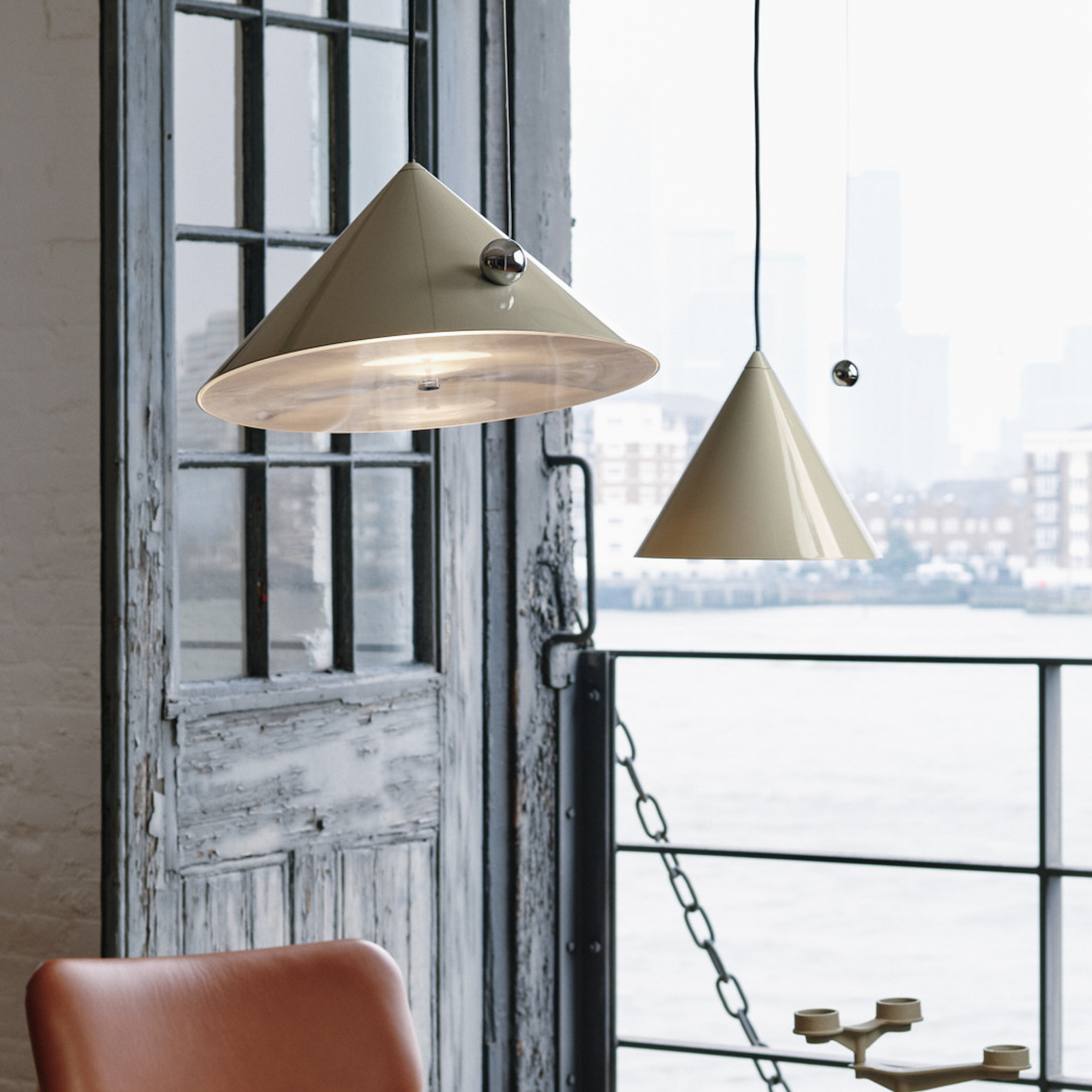 Candeeiro suspenso LED Pose da Tom Dixon, cinzento-bege, Ø 25 cm, aço regulável