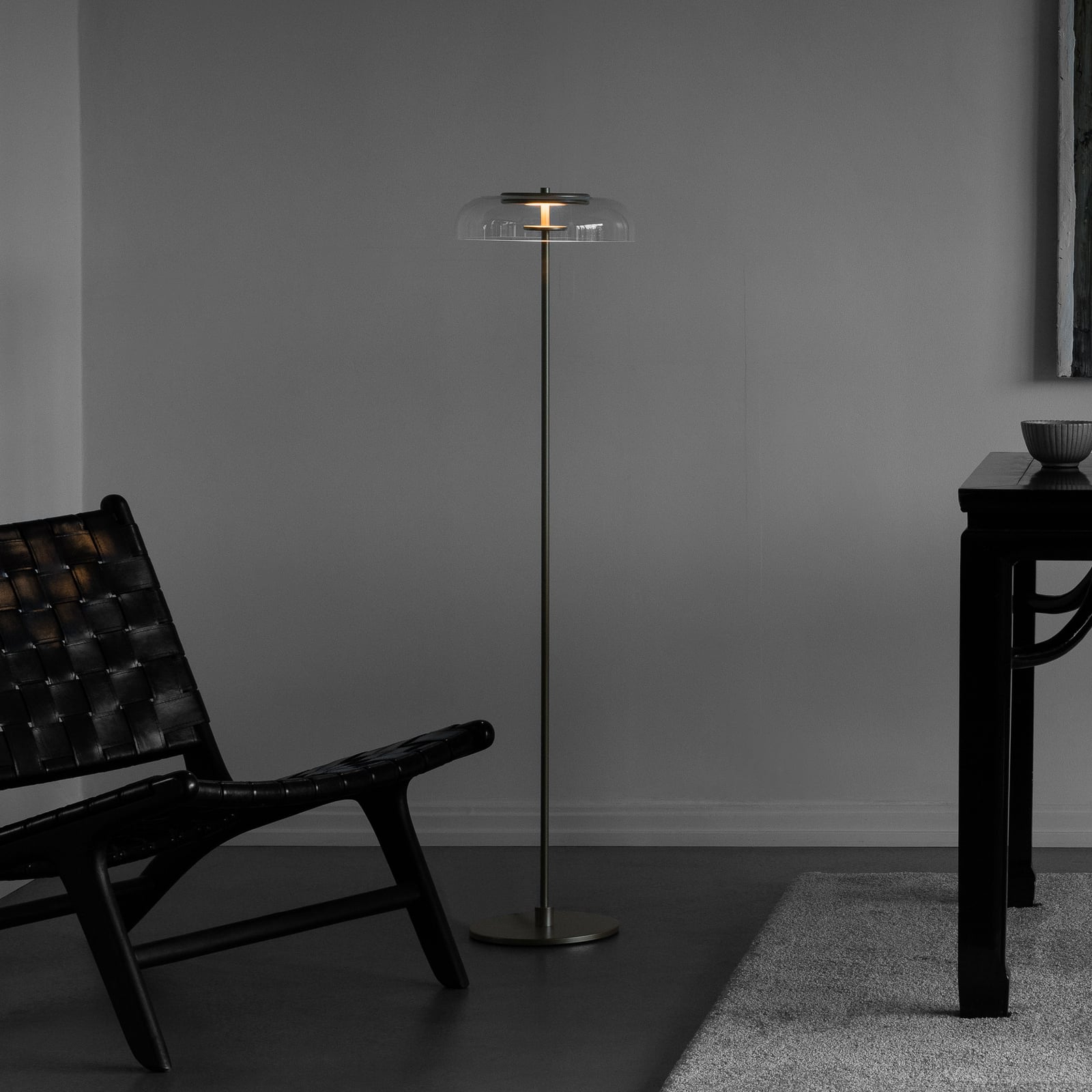 Nuura LED stojací lampa Blossi, výška 120 cm, zlatá/čirá