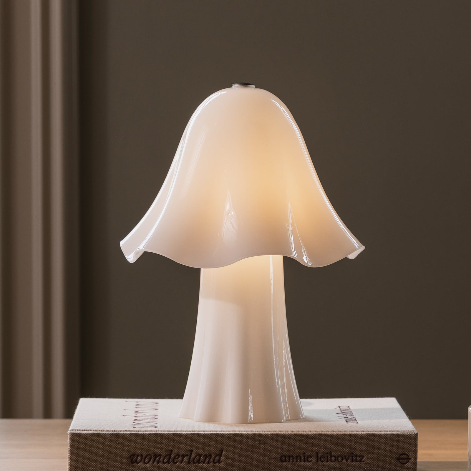 Lampe de table Globen Lighting « Bello » blanche, hauteur 30 cm, verre/métal