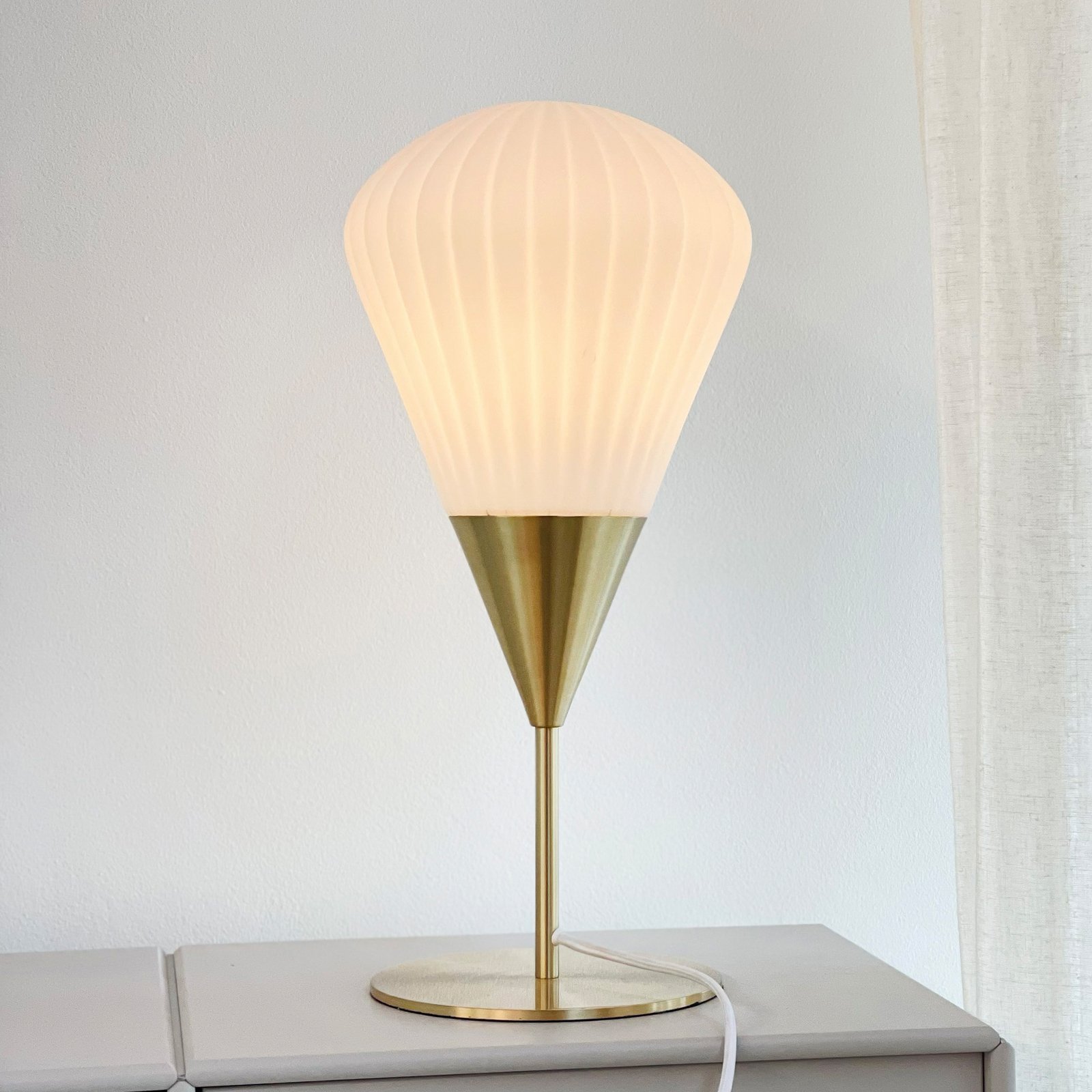Dyberg Larsen stolna lampa Balon, bijela/mesing, 46 cm