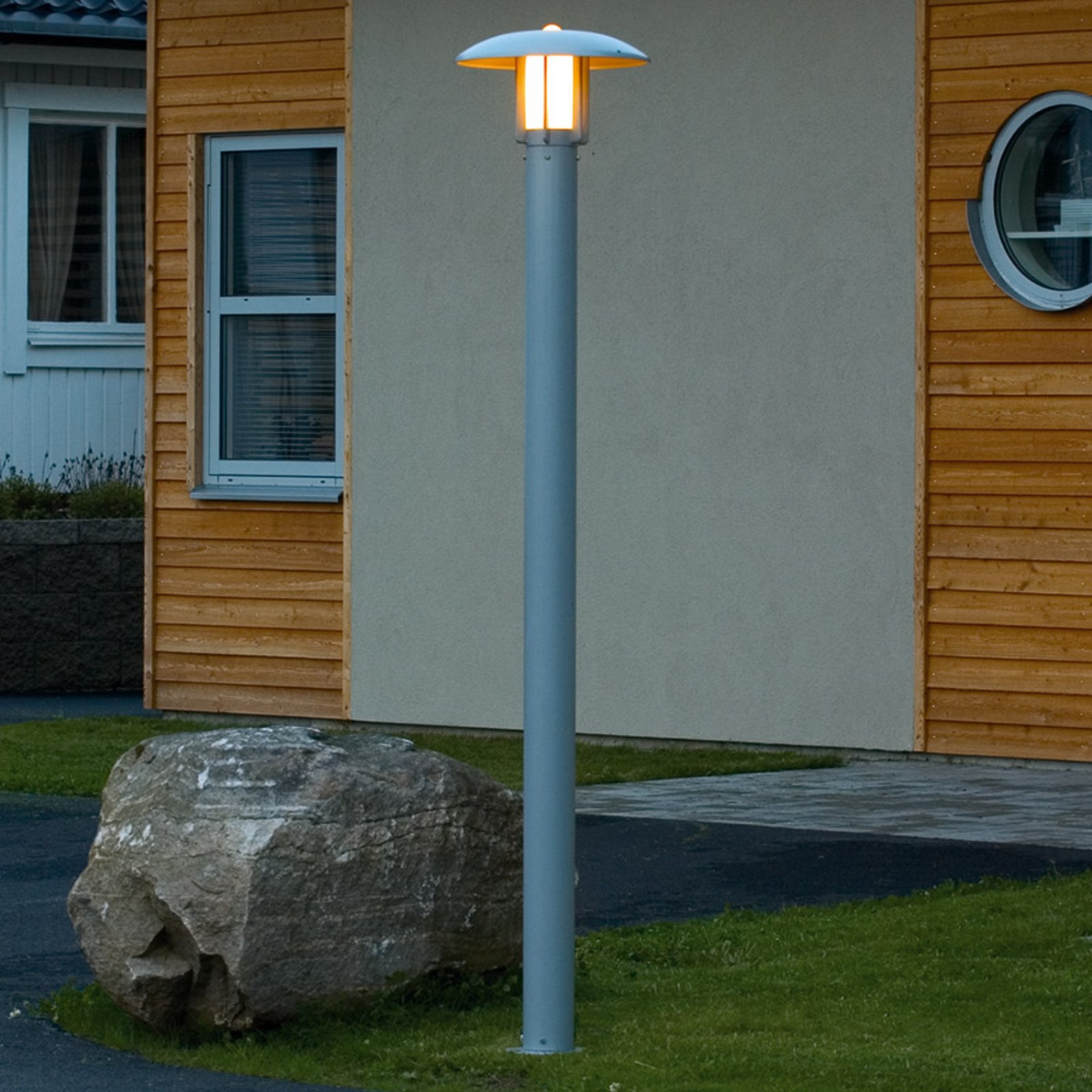 Silver-painted lamp post Heimdal