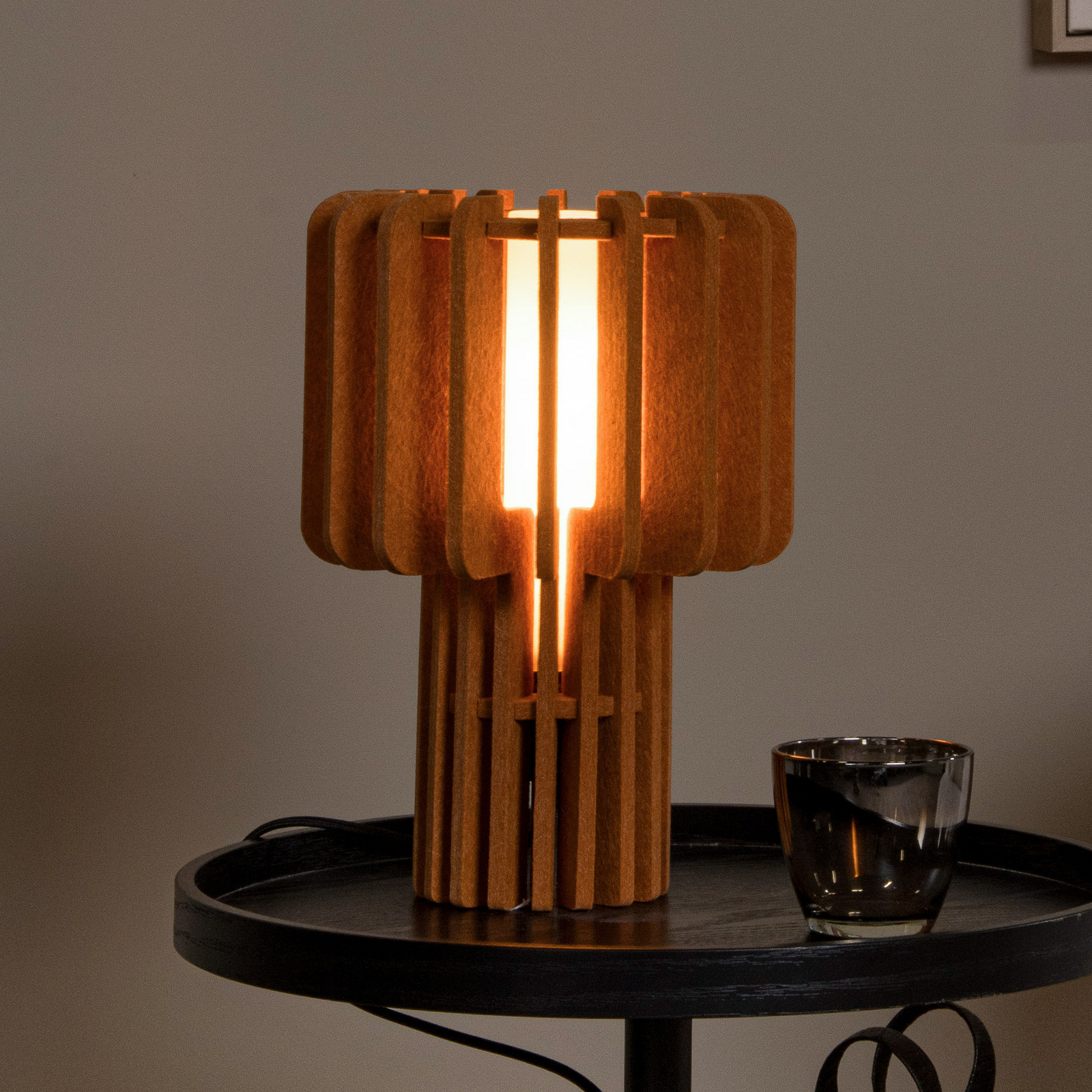 Bordslampa Rollo, terrakotta, höjd 35 cm, filt/glas/metall