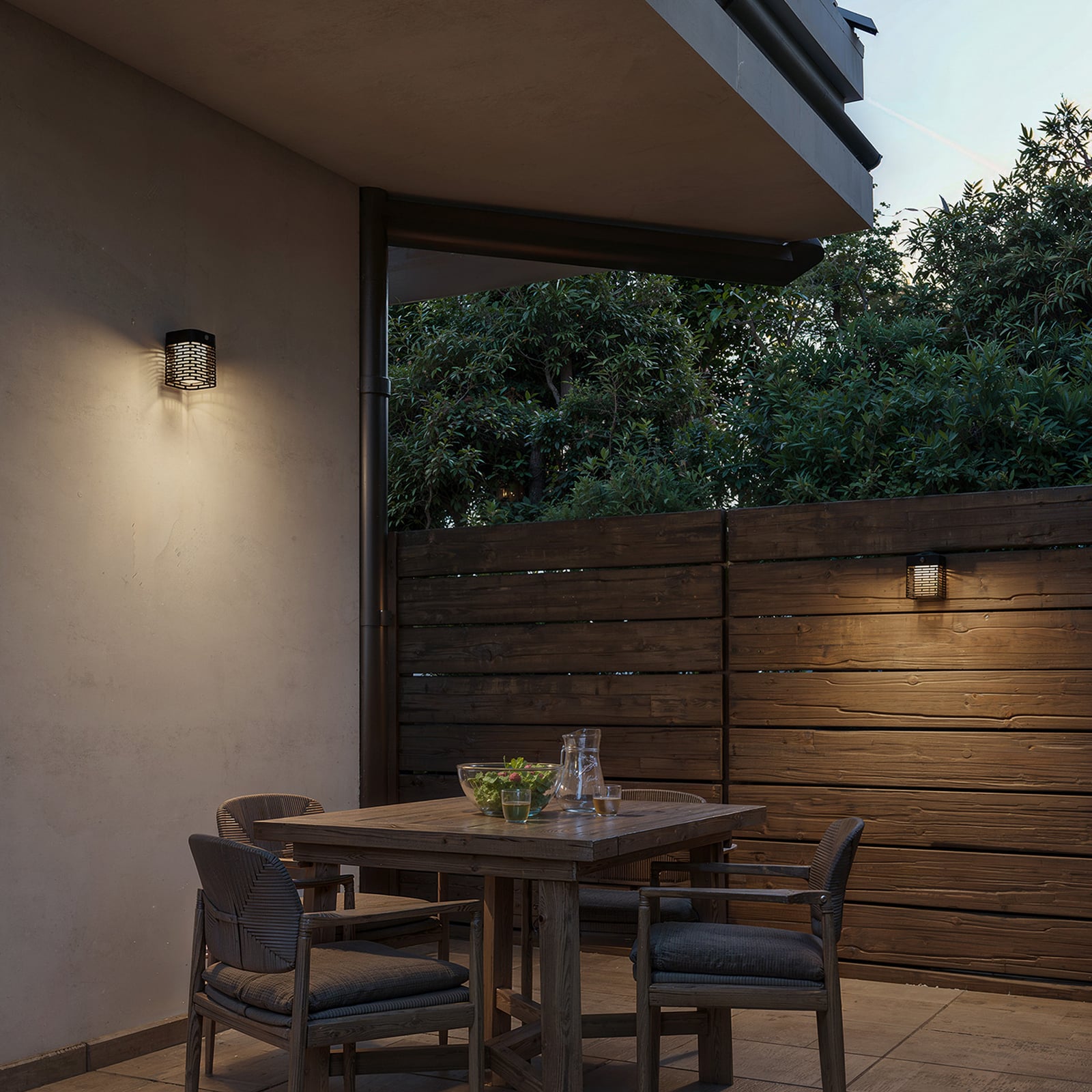 Philips LED-sončna stenska svetilka Hara, črna, s senzorjem, IP44 Philips LED-sončna stenska svetilka Hara, črna, s senzorjem, IP44