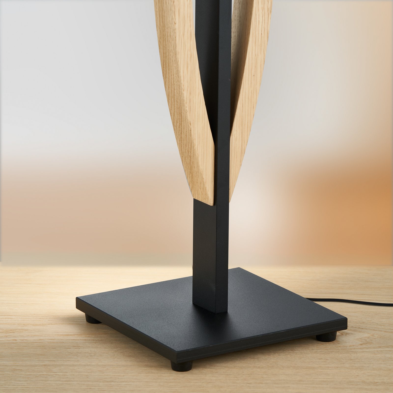 Quitani lámpara de mesa LED Kiera, roble/negro mate