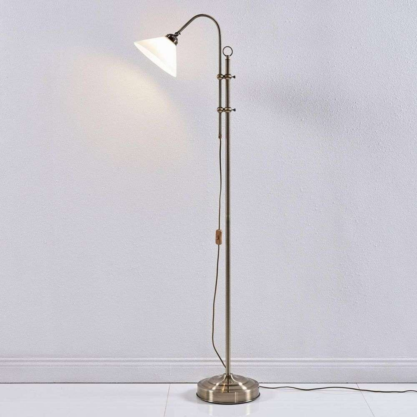 Otis Lampadar Opale/Antique Brass - Lindby