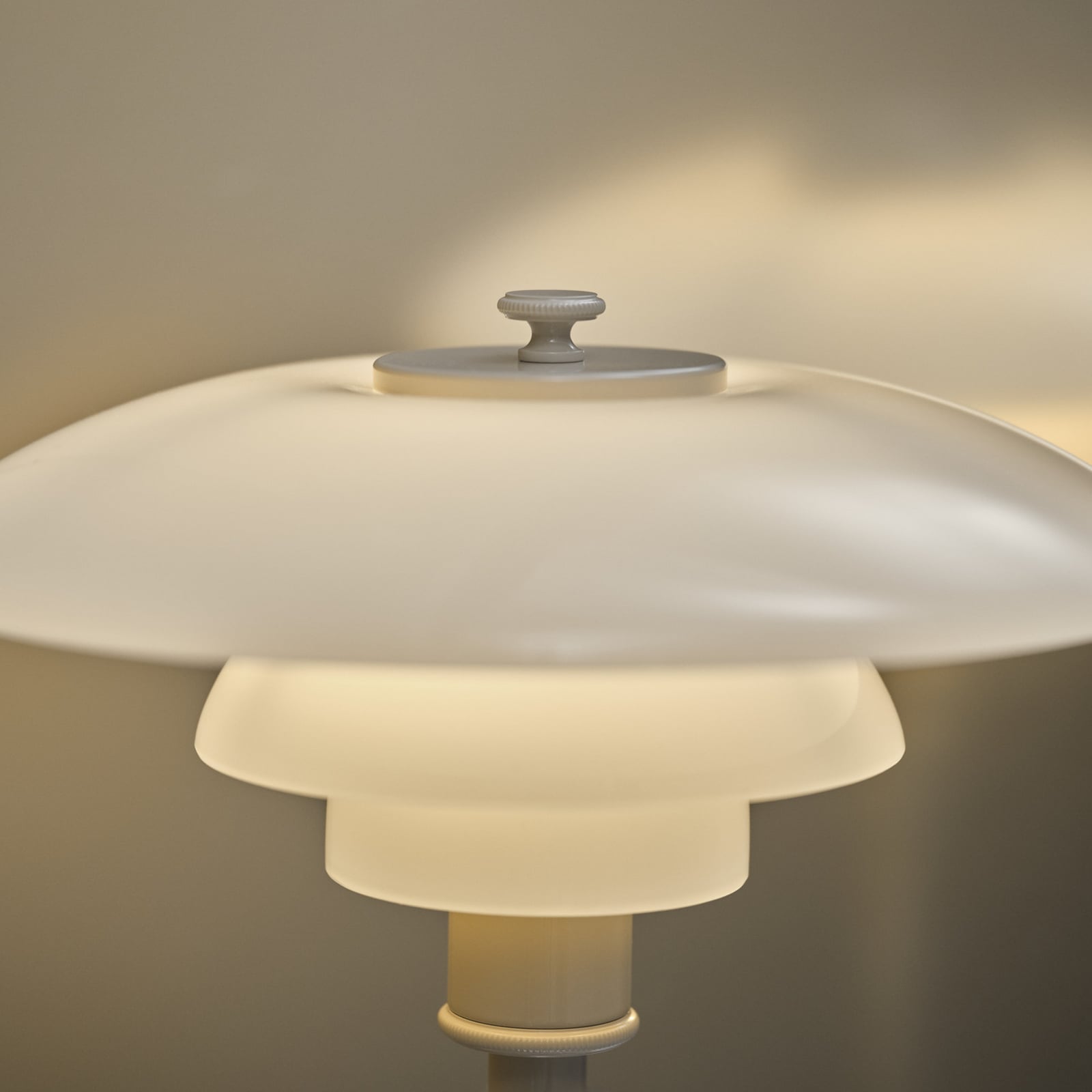 Louis Poulsen tafellamp PH 2/1, glanzend beige, Ø 20 cm Louis Poulsen tafellamp PH 2/1, glanzend beige, Ø 20 cm
