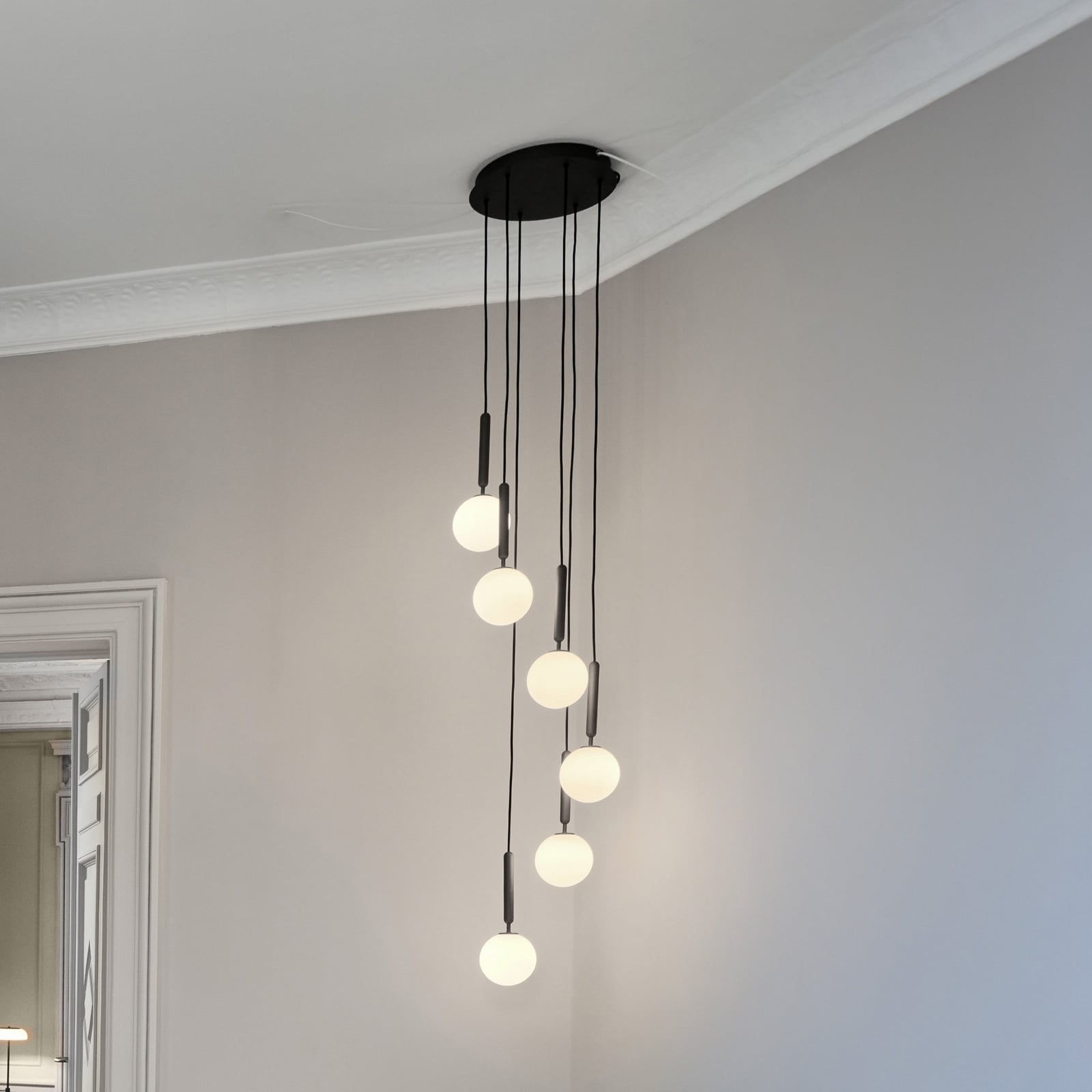 Nuura šviestuvas Miira 6, Ø 35 cm, pilkos/opalo spalvos, 6 lempų. Nuura šviestuvas Miira 6, Ø 35 cm, pilkos/opalo spalvos, 6 lempų.