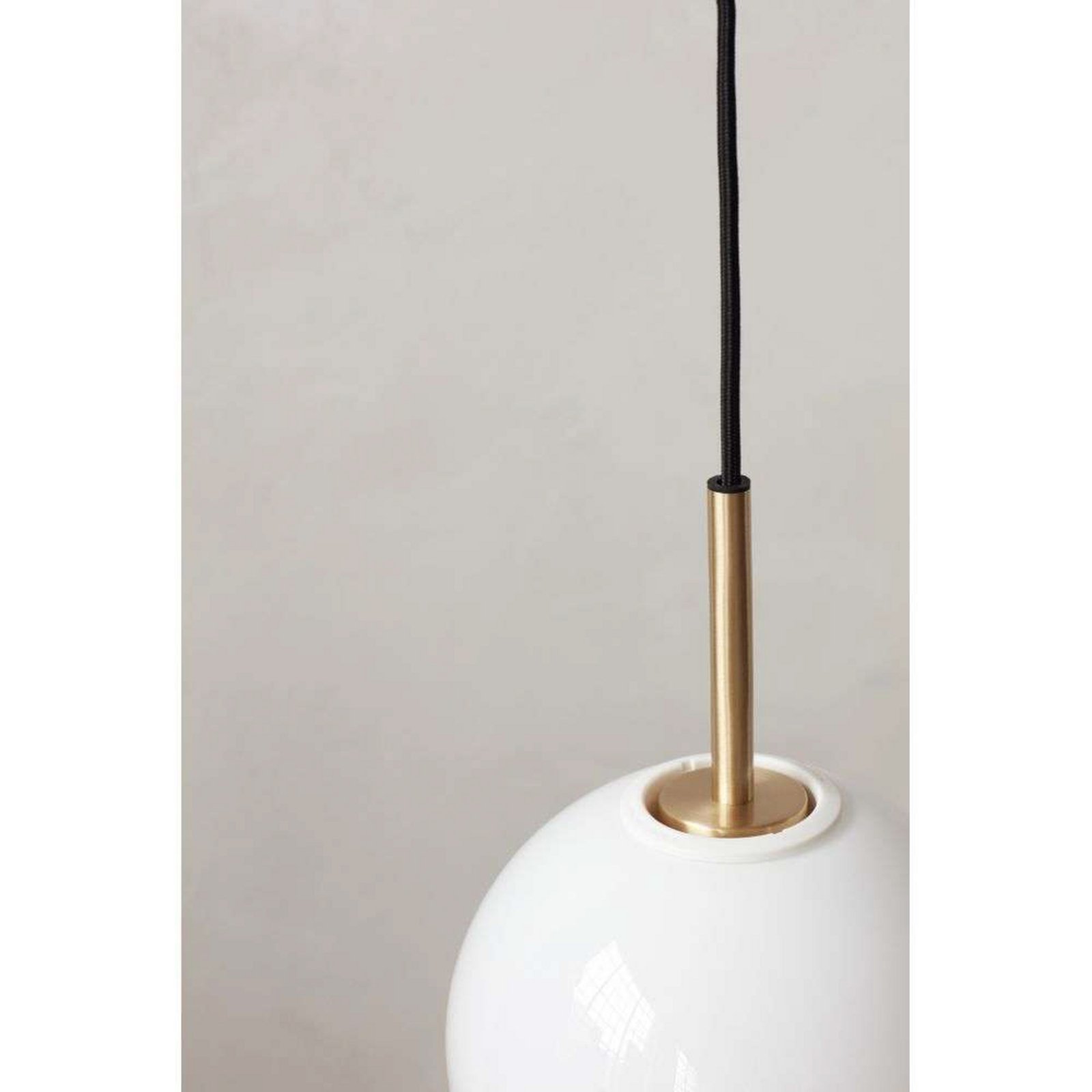 TR Bulb Lustră Pendul Brushed Brass/Matt Opal - Audo Copenhagen