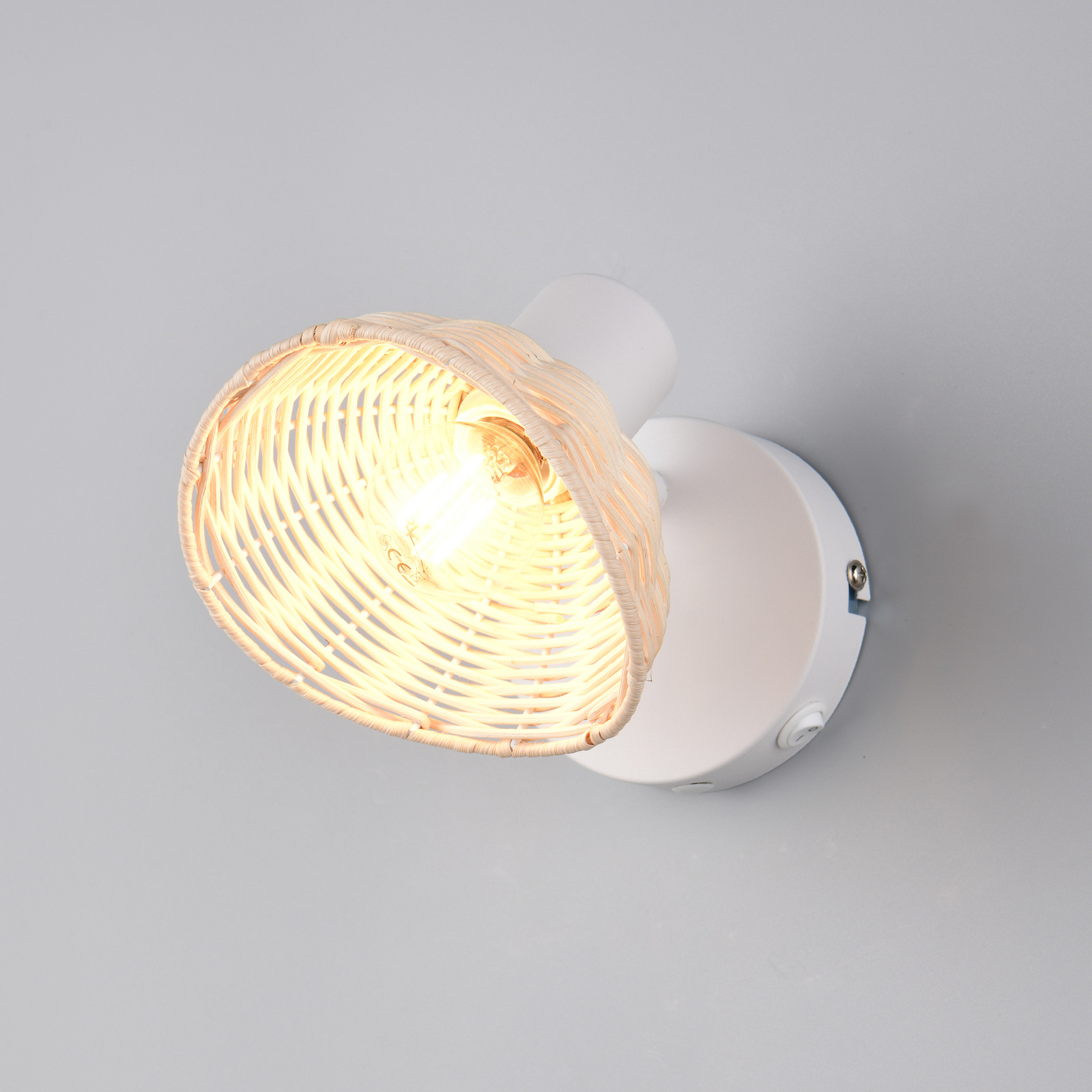 Aplică de perete Calvi, albă, ratan natural, Ø 13 cm, întrerupător