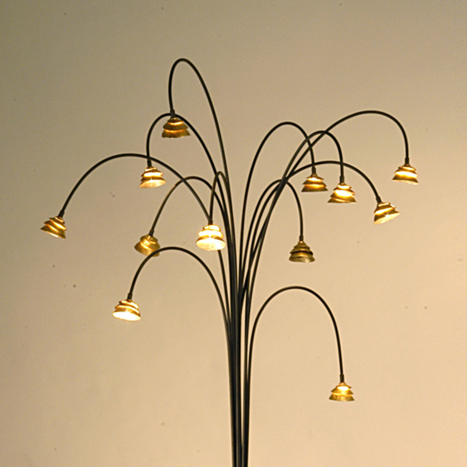 Imponerende LED-gulvlampe Fontaine brun-gull