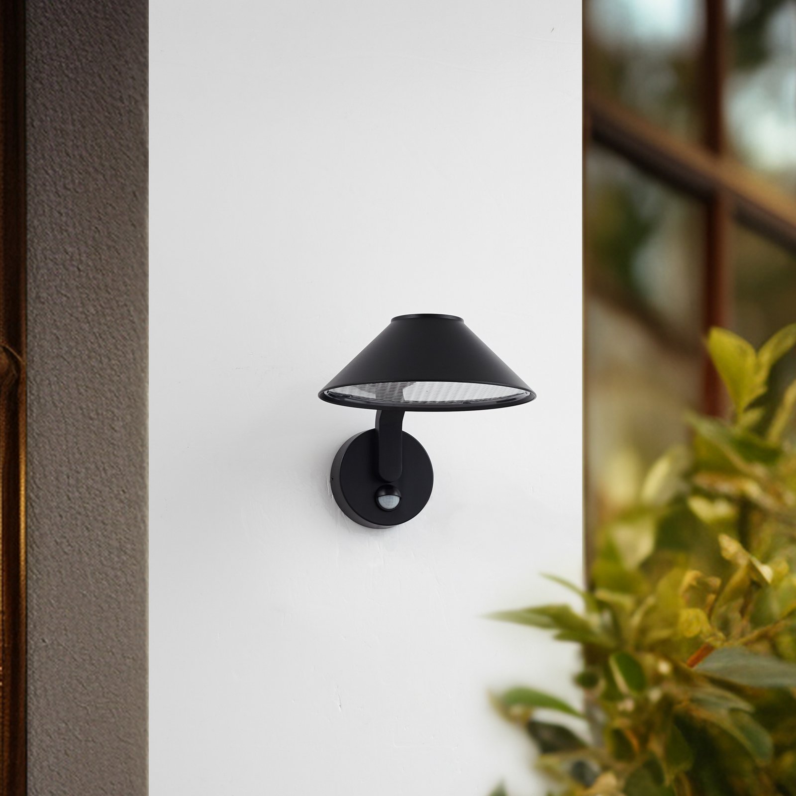 Capelo LED vonkajšie nástenné svietidlo Ø 20 cm čierne kovové senzorové - Lindby