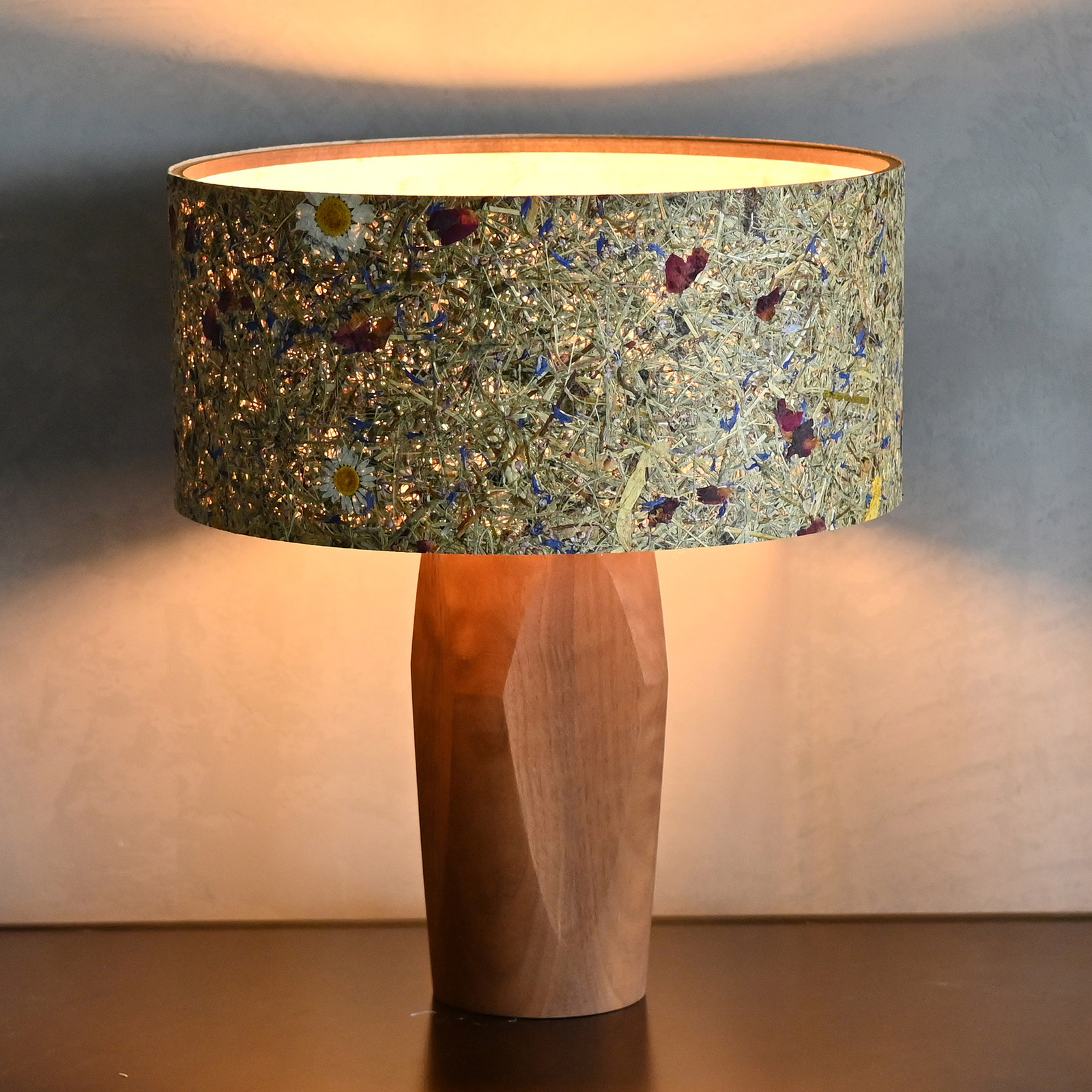 LeuchtNatur Pura LED-Tischlampe, Holz und Almheu