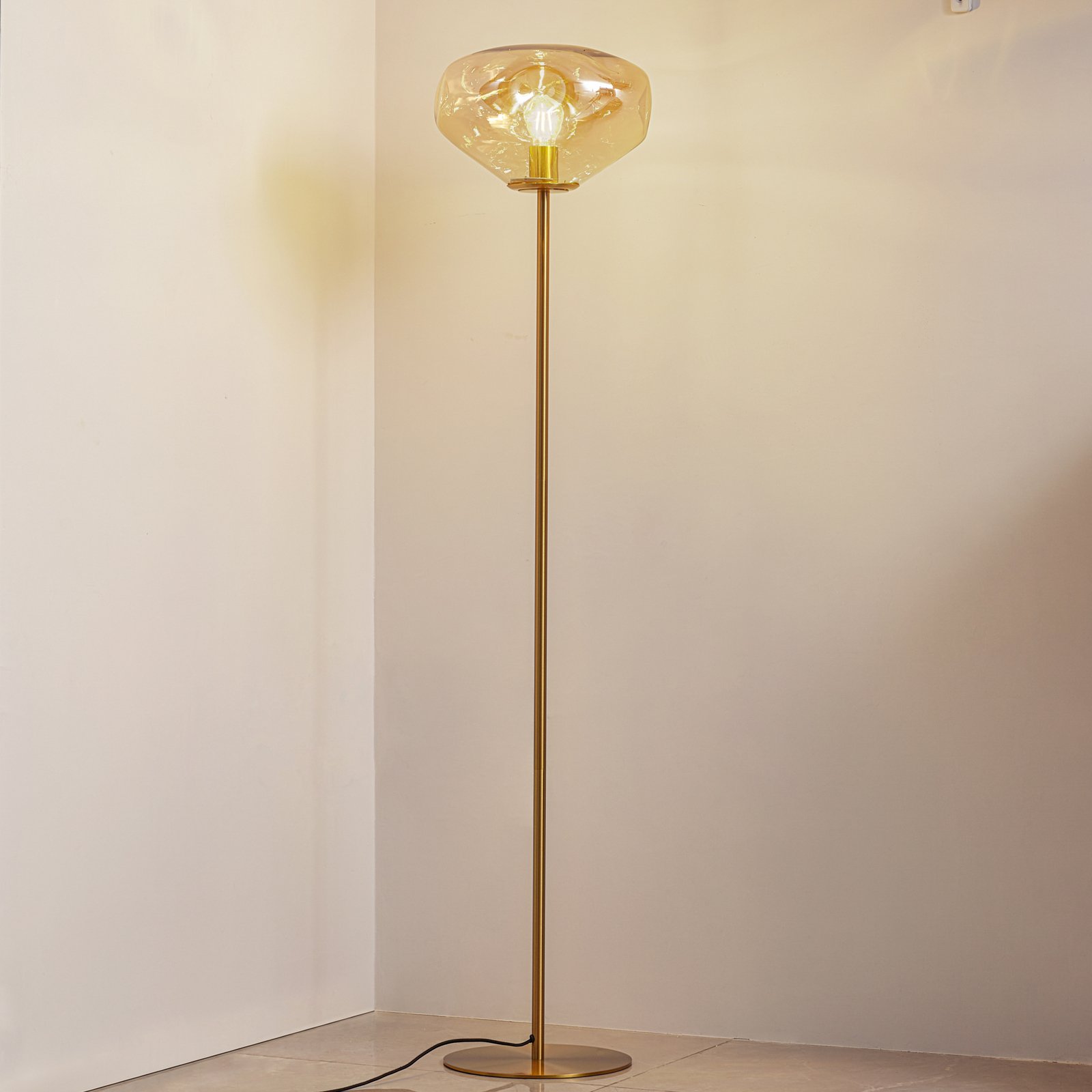Подова лампа Lindby Lelia, кехлибар, стъкло, метал, 150 cm