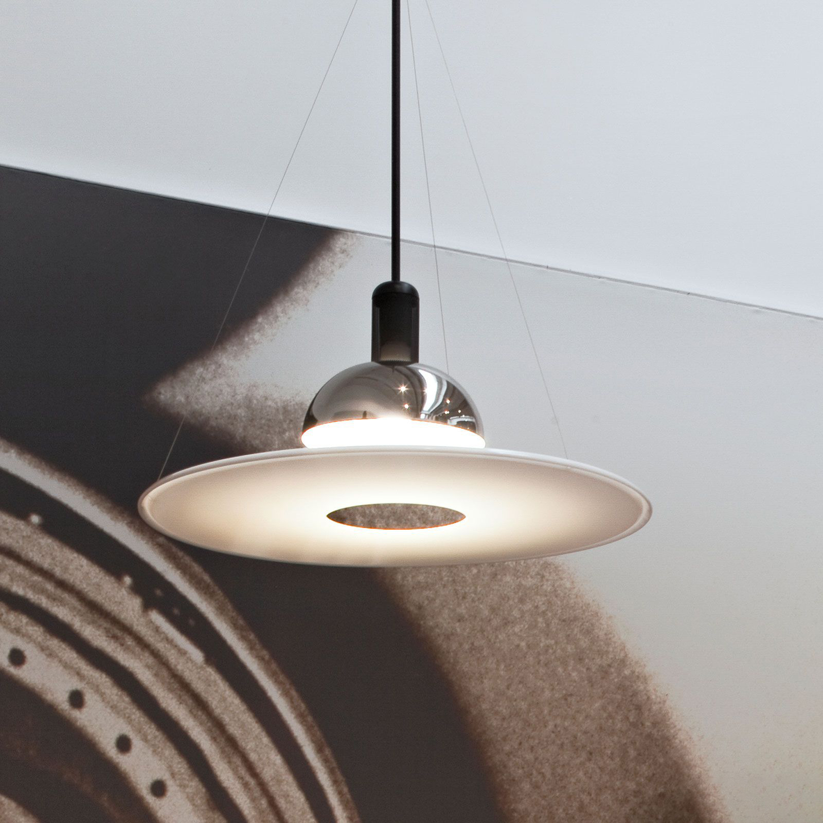 FLOS Frisbi – závesná lampa s bielym diskom