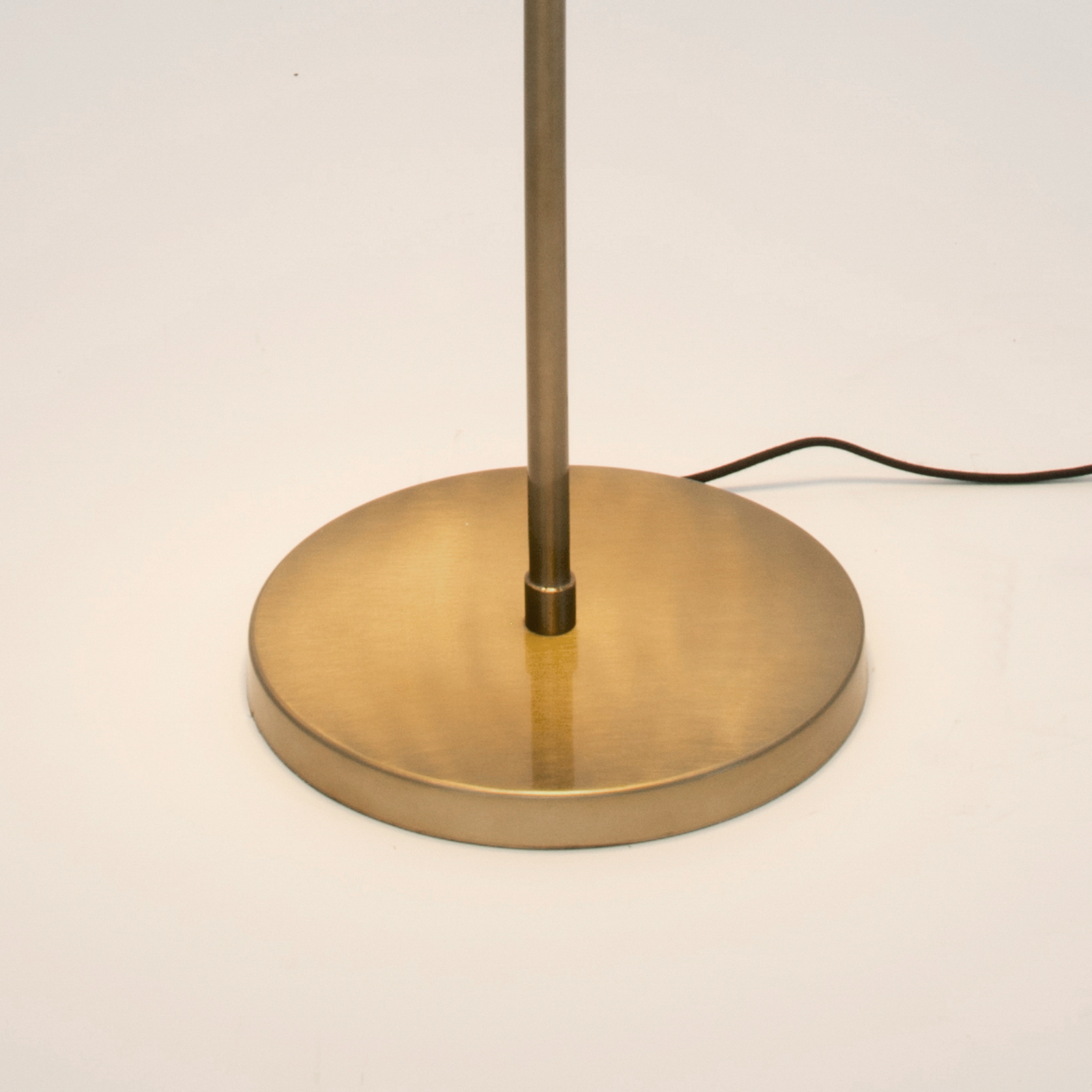 Lámpara de pie Fungo, brillo descendiente, oro