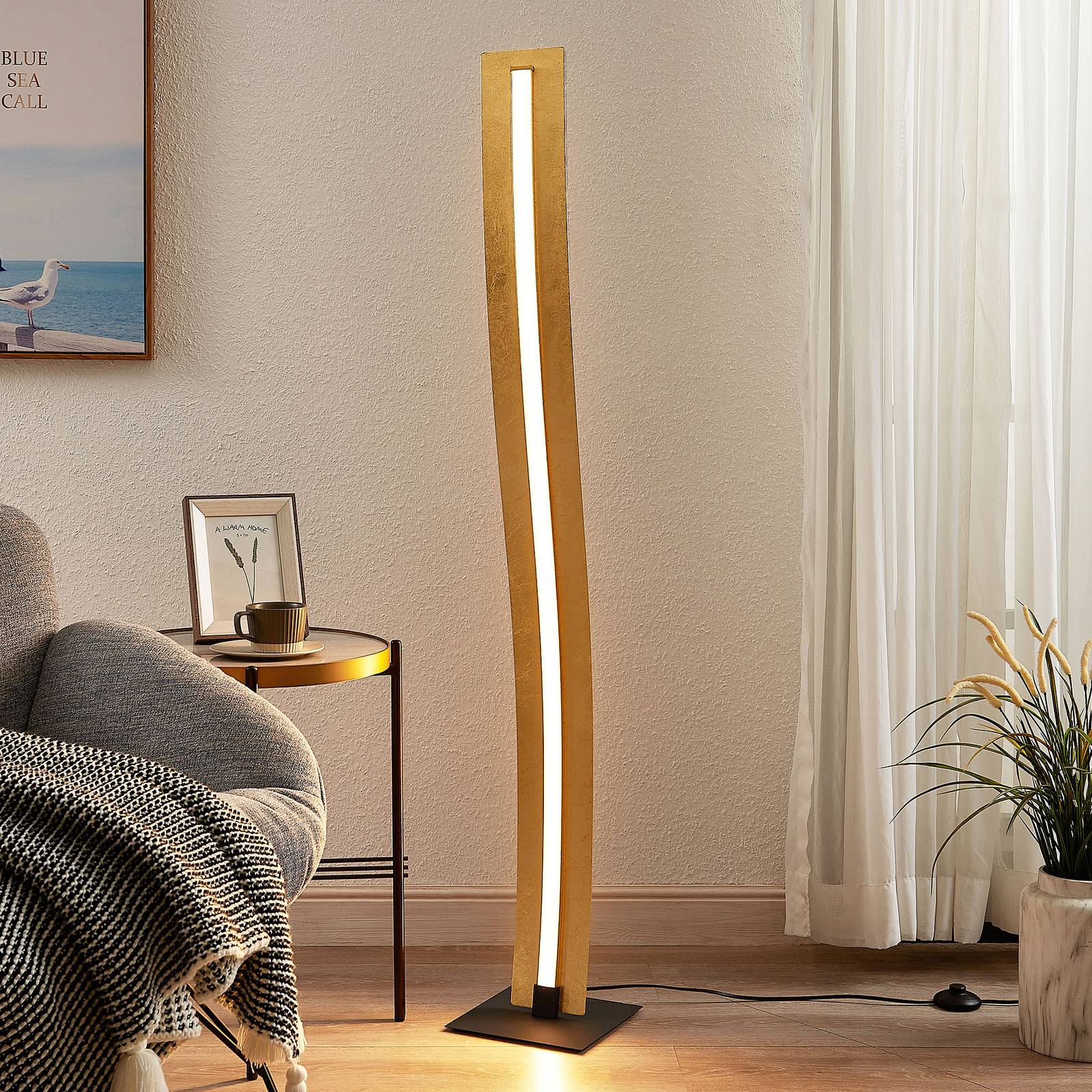 Lindby Larisa LED-Stehleuchte in welligem Design