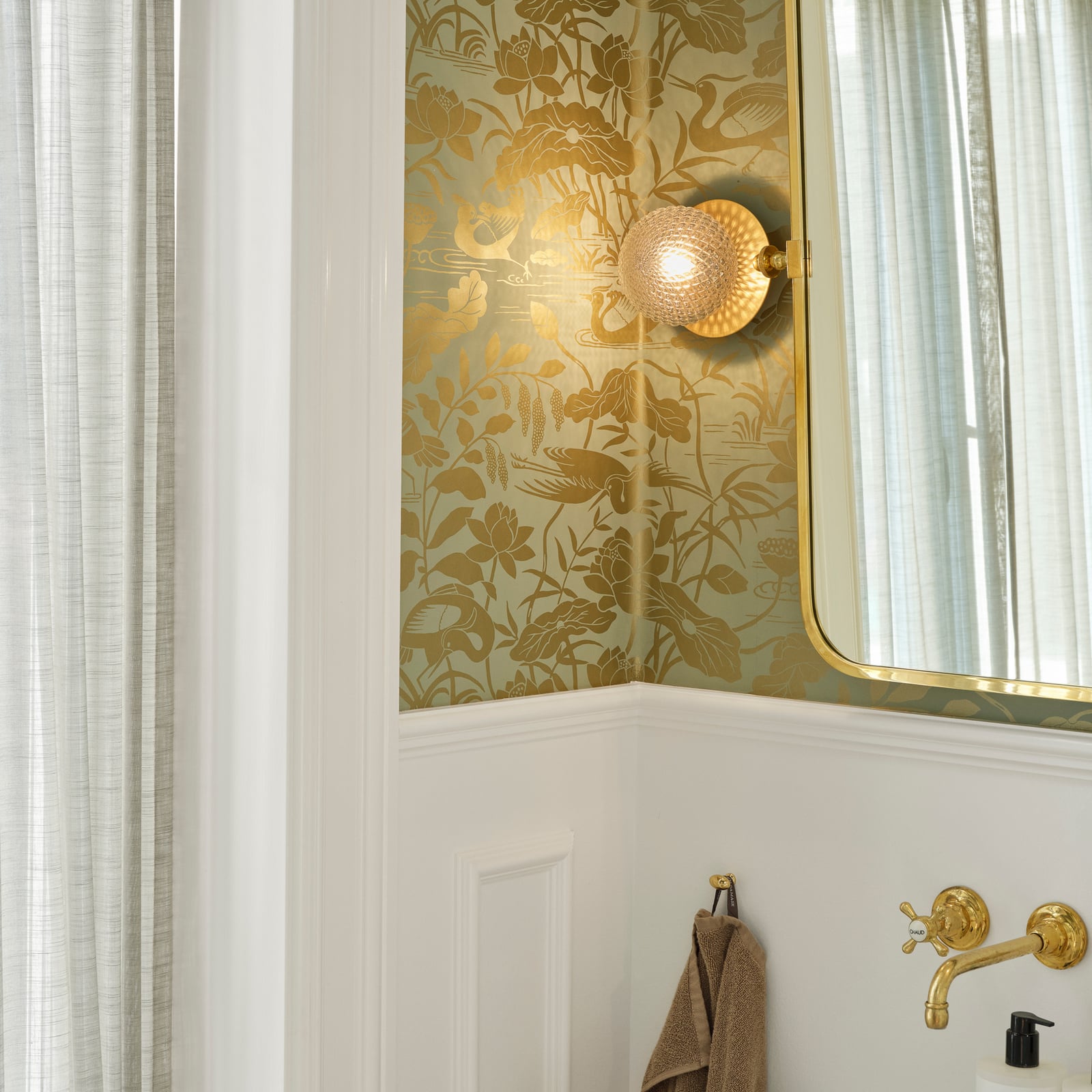 Nuura Wandleuchte Liila 1, IP44, Ø 14 cm, gold/klar