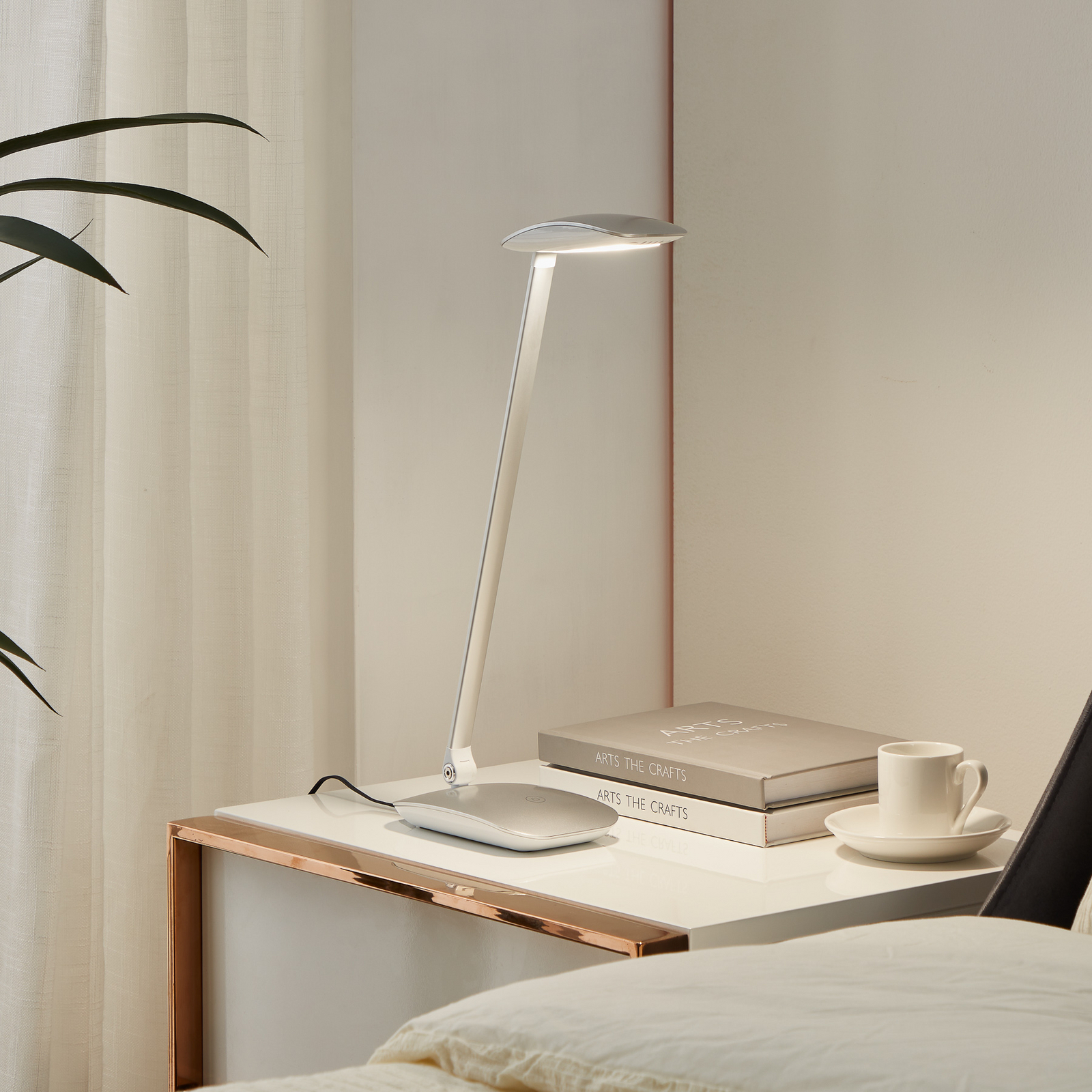 Srebrna lampka biurkowa LED Cajero ze ściemniaczem Srebrna lampka biurkowa LED Cajero ze ściemniaczem