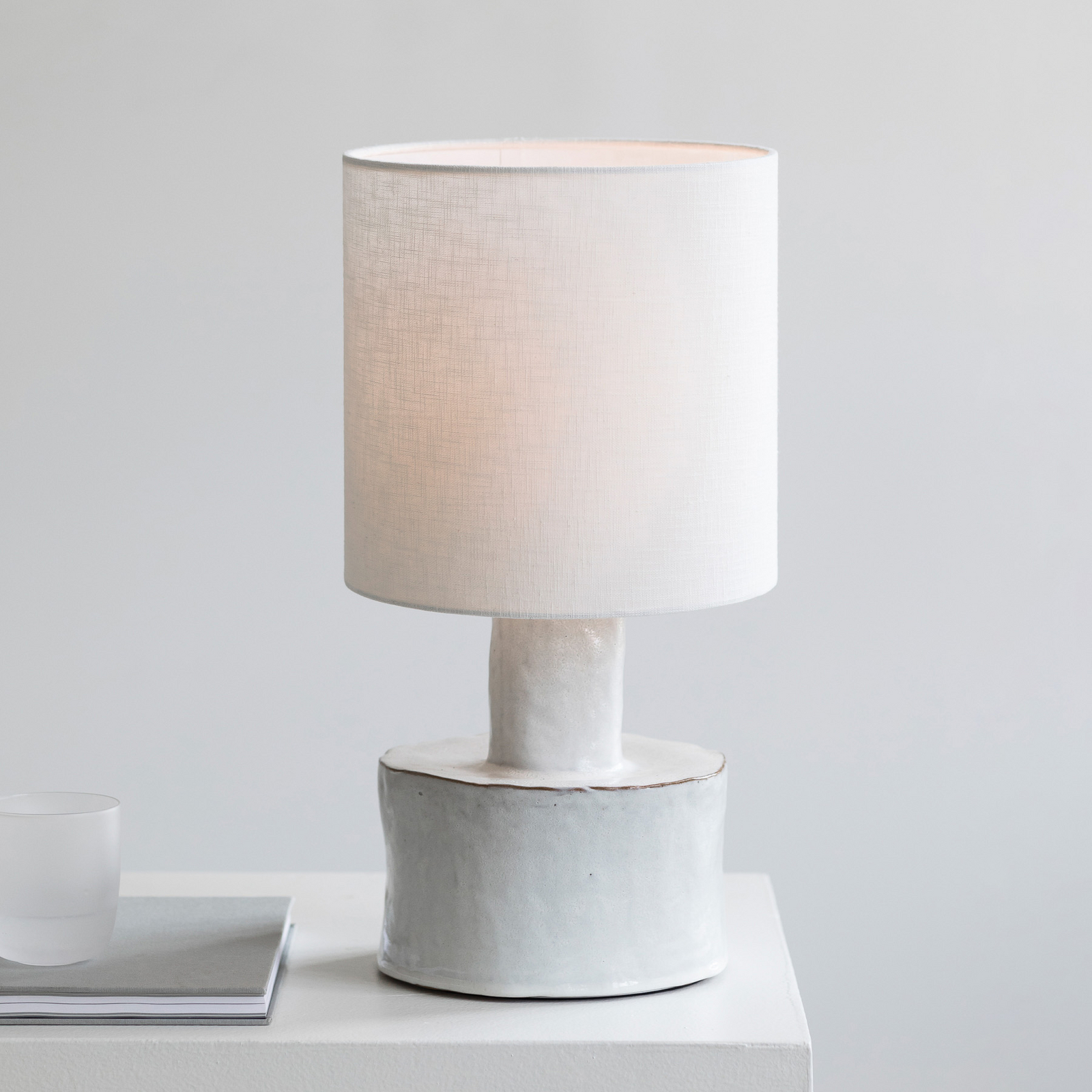 WHITE-MAT-WHITE CATHERINE bordlampe, stentøj, tekstil, 47 cm, E27 – Serax