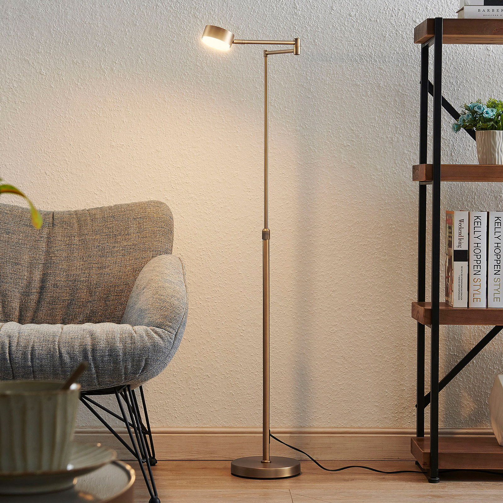 Lindby Kaylou LED-gulvlampe, justerbar, bronse