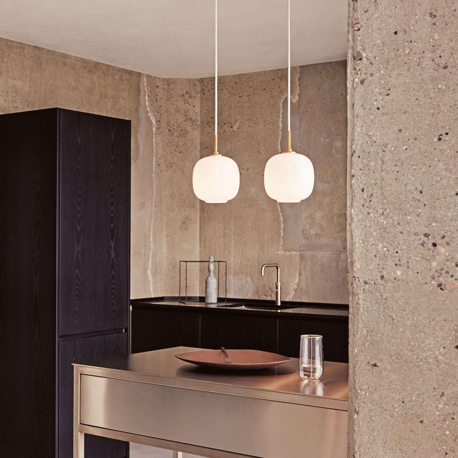 VL45 Radiohus Lustră Pendul Ø175 Brass/Glossy White Opal - Louis Poulsen