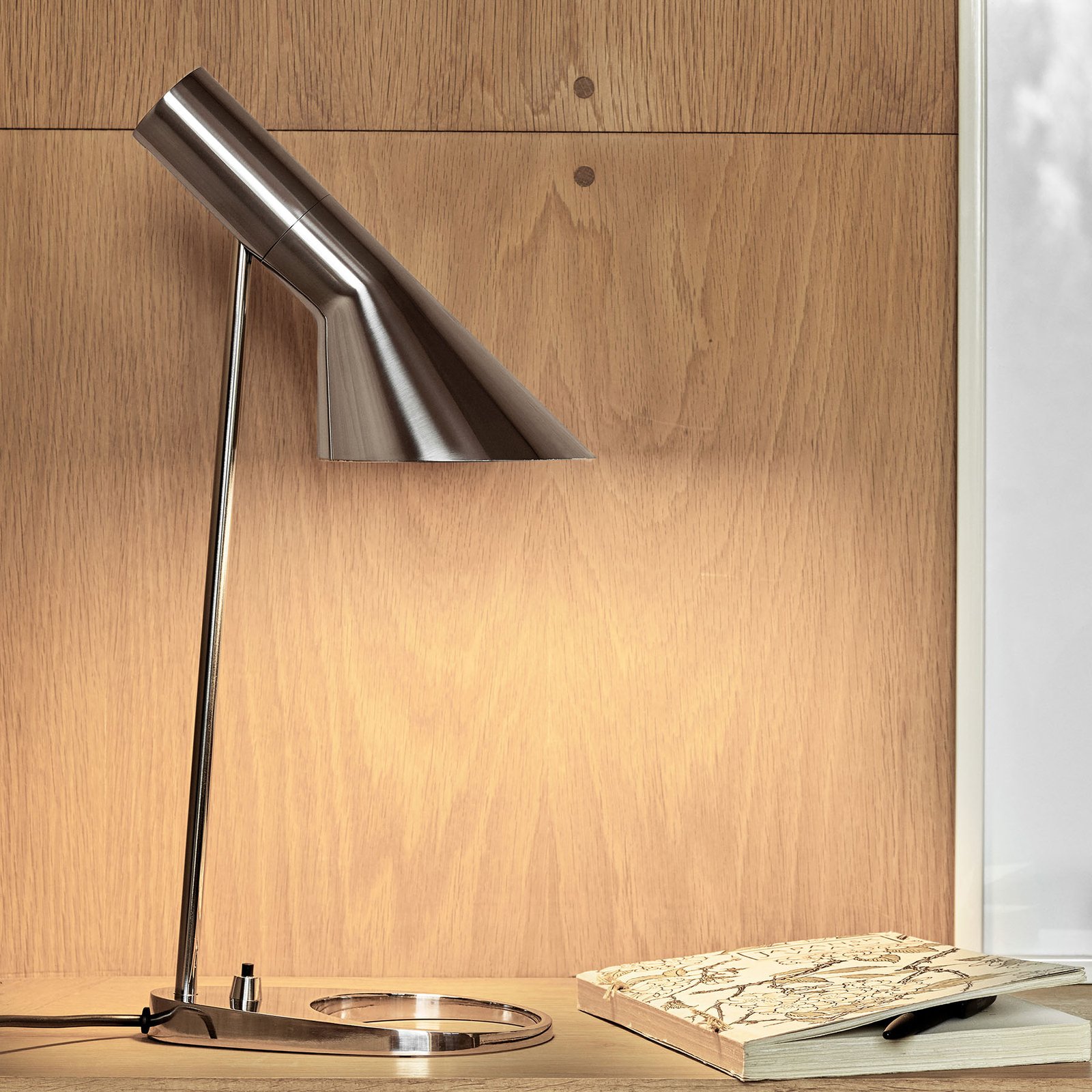 Louis Poulsen AJ - dizajnerska stolna lampa, nehrđajući čelik
