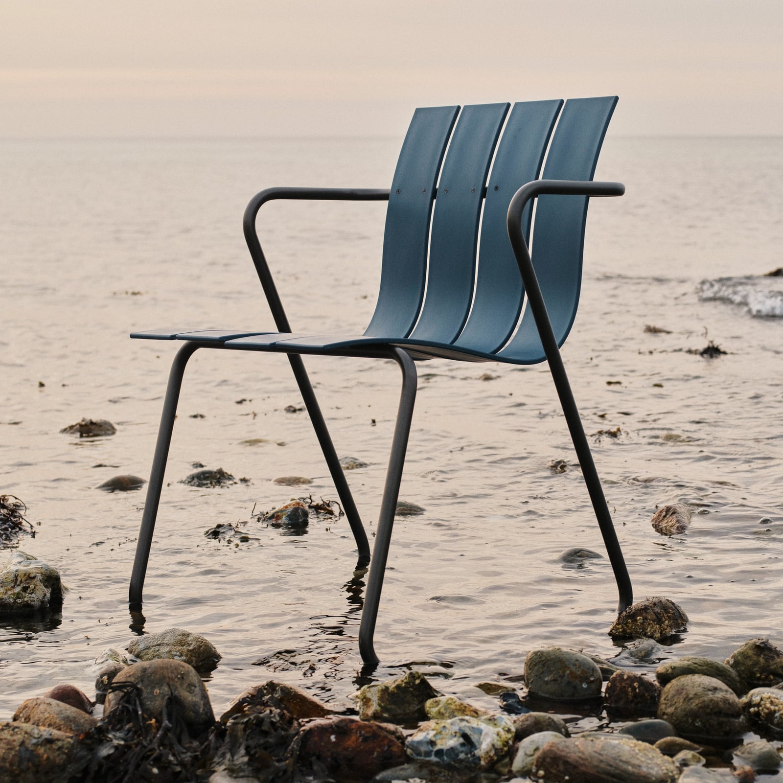Krzesło OCEAN, niebieskie, tworzywo sztuczne, wysokość 81 cm – Mater