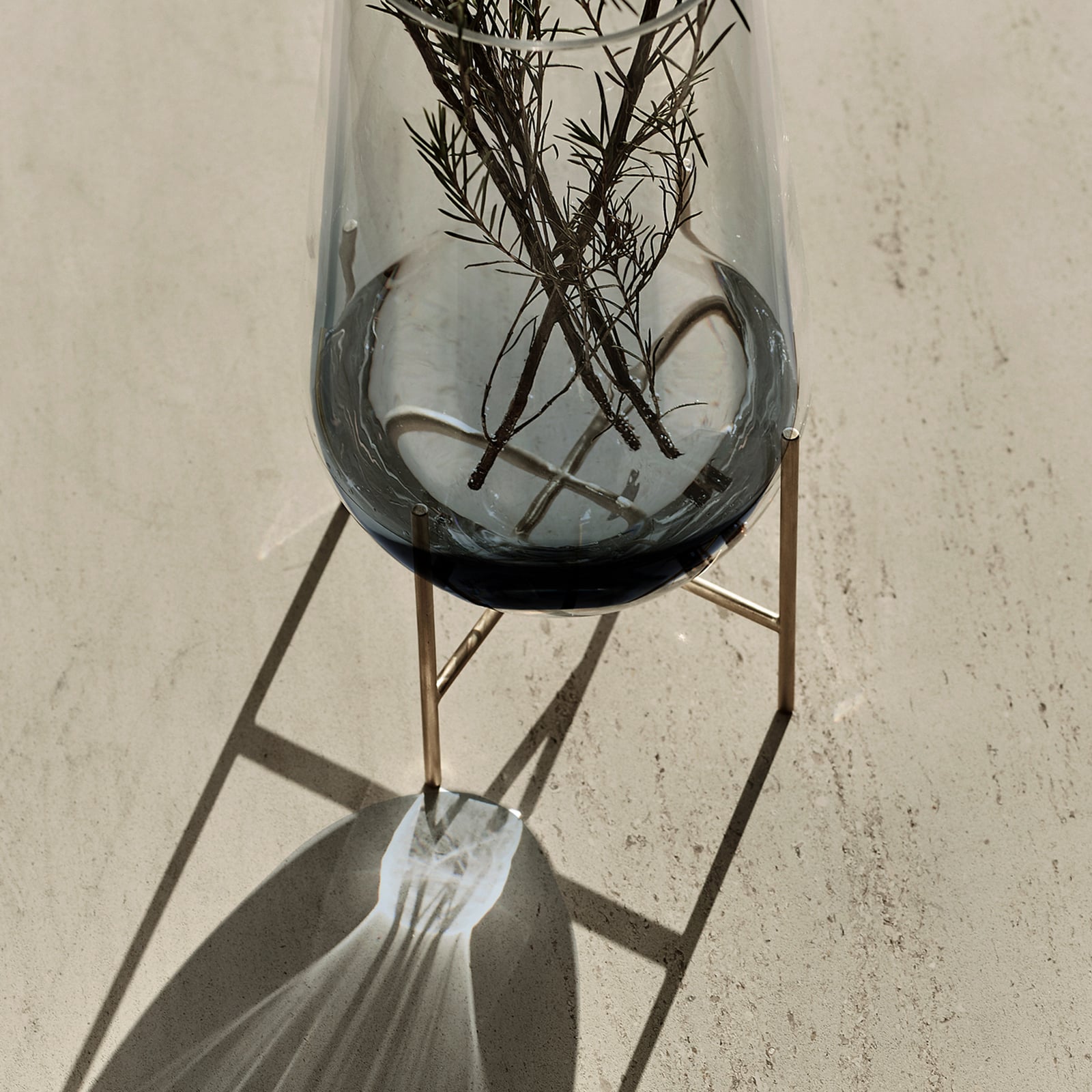 Echasse vase, høyde 60 cm, røykgrå/grønn/messing - Audo Echasse vase, høyde 60 cm, røykgrå/grønn/messing - Audo