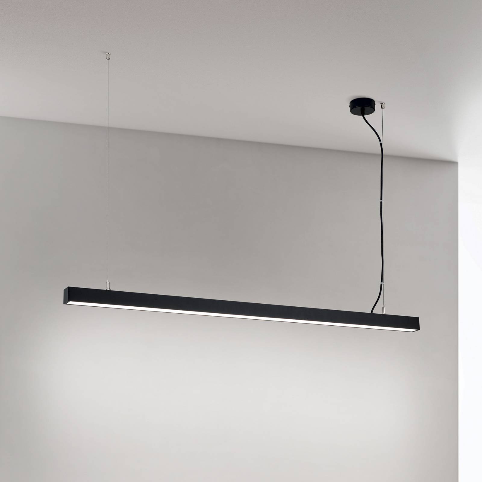 Lampa sufitowa LED Bounce, czarna, długość 113 cm, CCT, aluminium