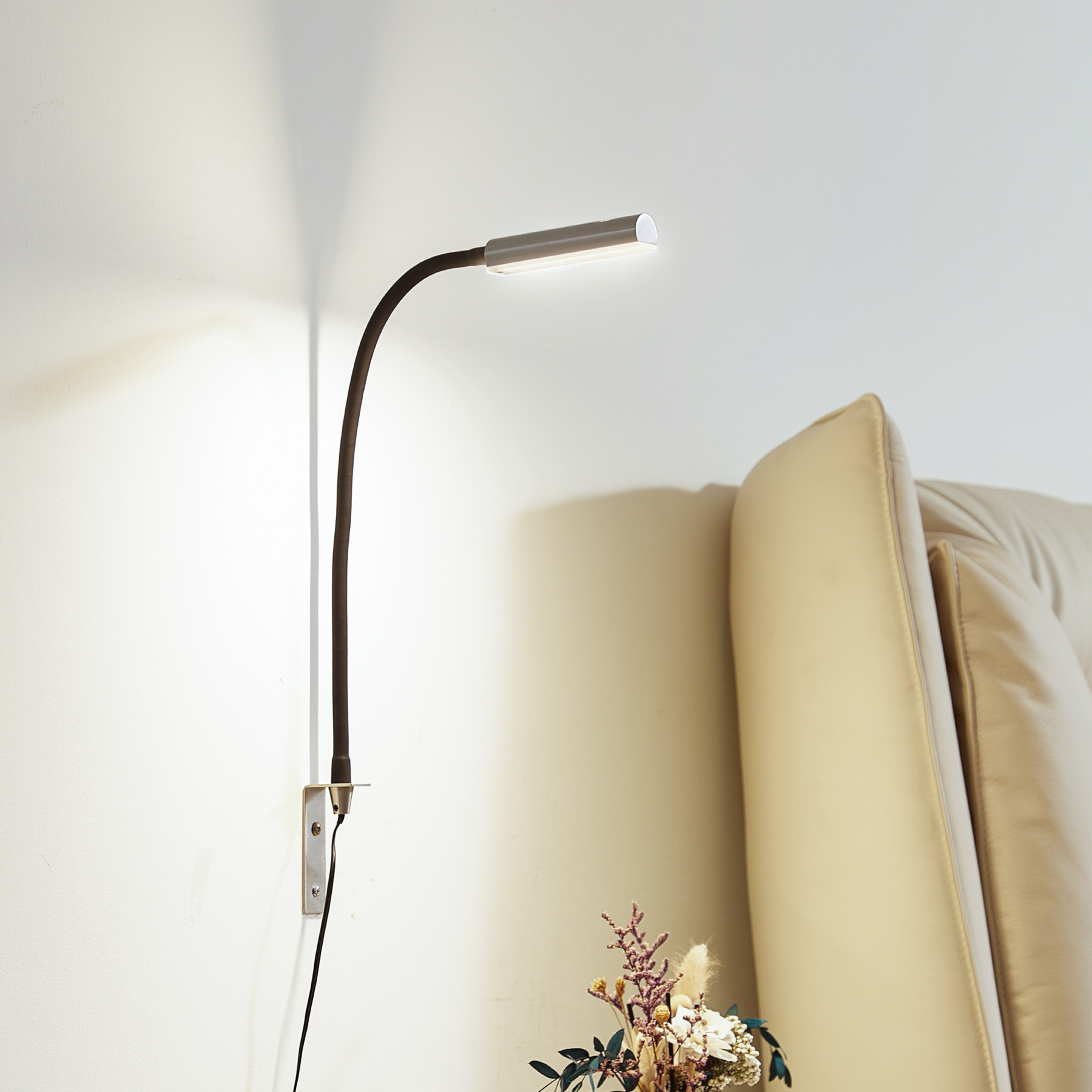 Lindby LED-Leselampe Flexola, nickel, eckig, Metall, Stecker