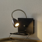 Wandleuchte Logi mit Ablage und USB-Buchse