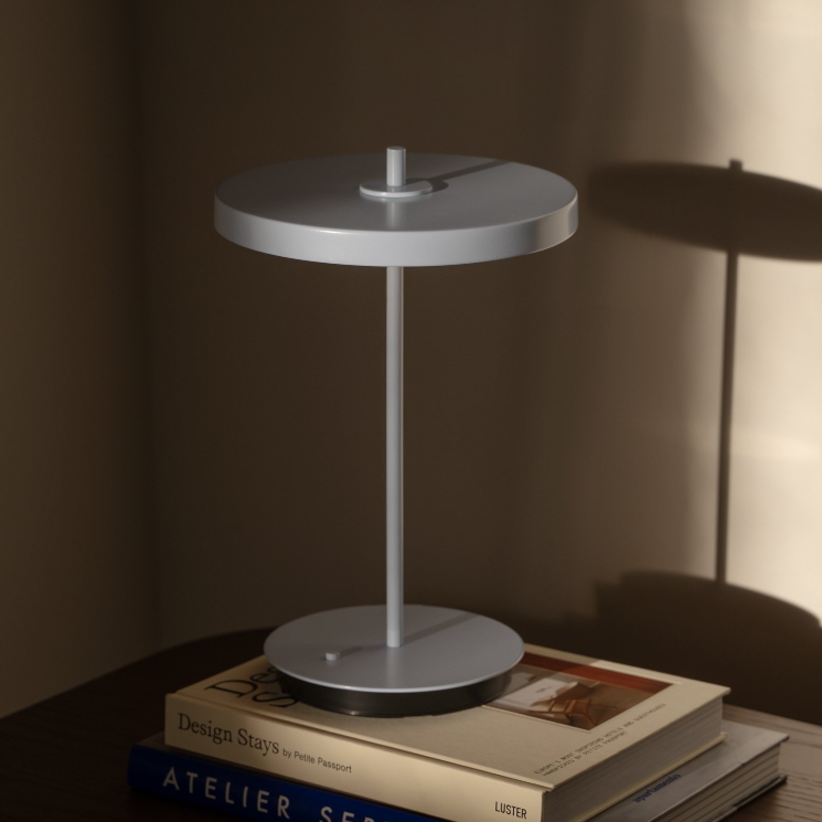 UMAGE LED ladattava pöytävalaisin Asteria Move sumu harmaa uni, 31cm