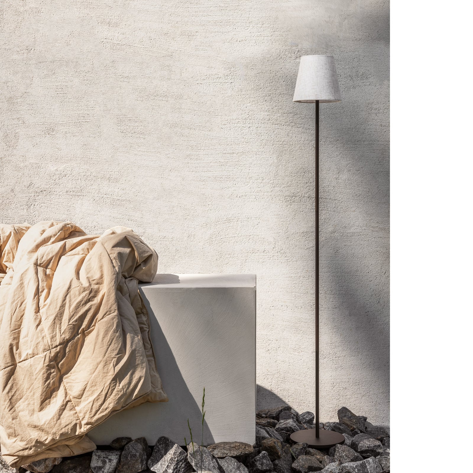 Tyra LED Portable Stehleuchte Dim. Coffee - Watt & Veke Tyra LED Portable Stehleuchte Dim. Coffee - Watt & Veke