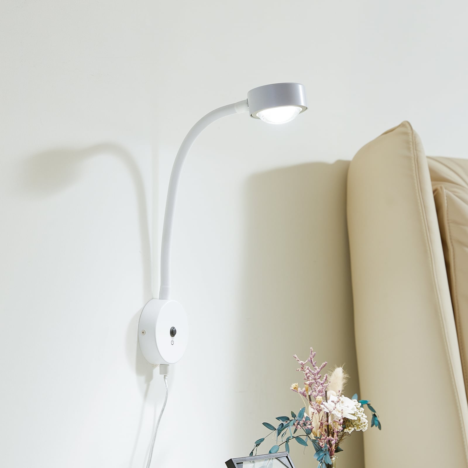 Zidna lampa Jyla, GX53, mat bijela, utikač, fleksibilni krak - Lindby