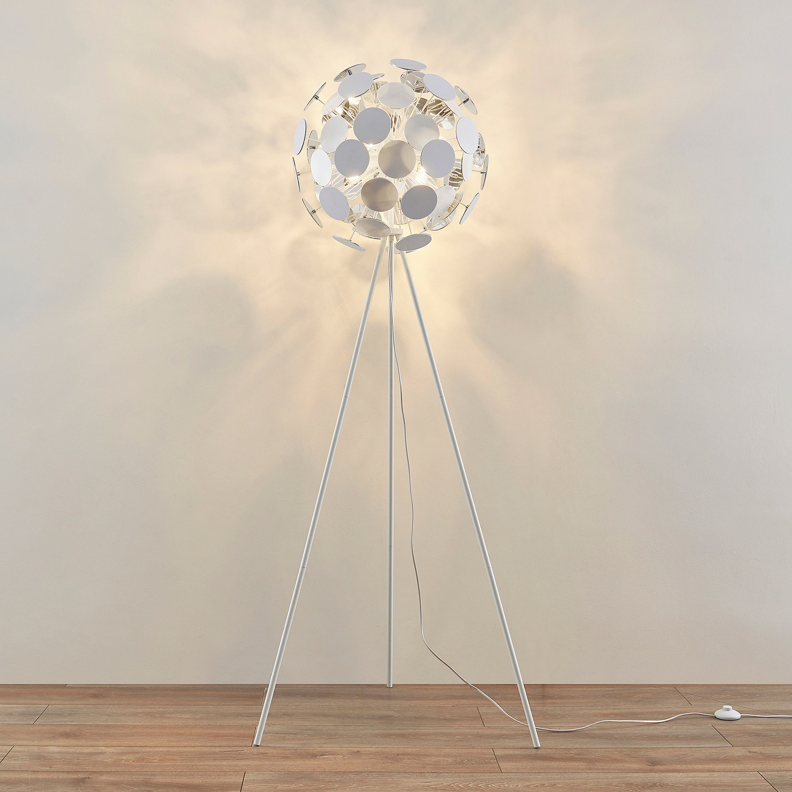 Lámpara de pie Dotani de Lindby con pantalla globo, blanca