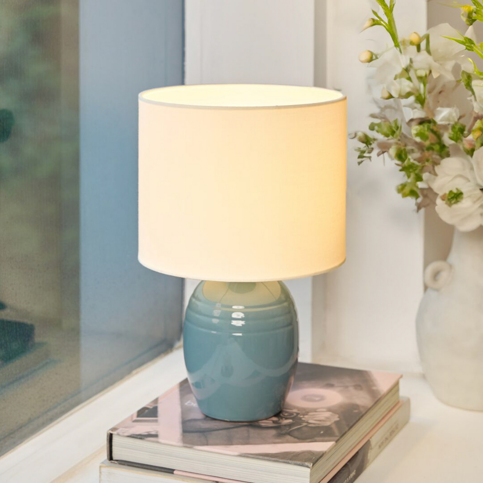 Pauleen-pöytälamppu SEA RHYTHM, valkoinen/sininen, korkeus 30 cm, keramiikka