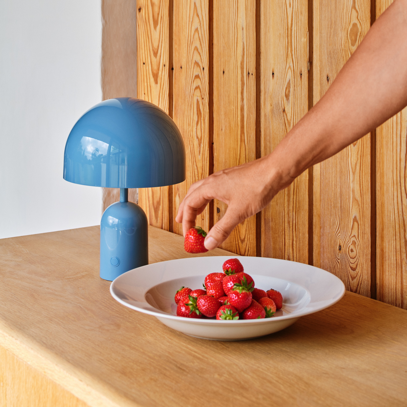 Tom Dixon Akku-Tischlampe BELL PORTABLE, hellblau 28 cm IP44