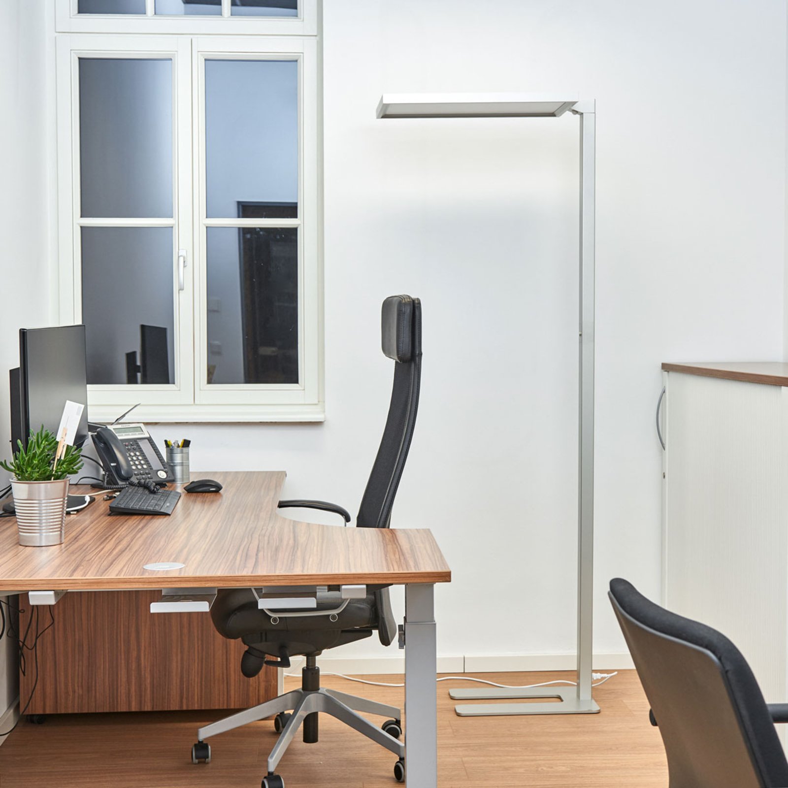 Silberne Büro-LED-Stehlampe Dorean