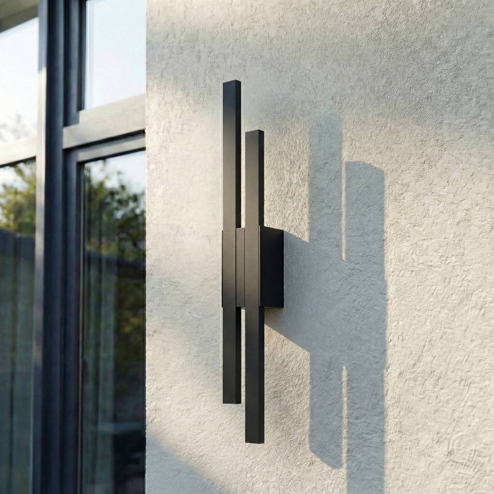 Kinkiet zewnętrzny LED Lindby „Sakari”, czarny, aluminium, wysokość 59 cm