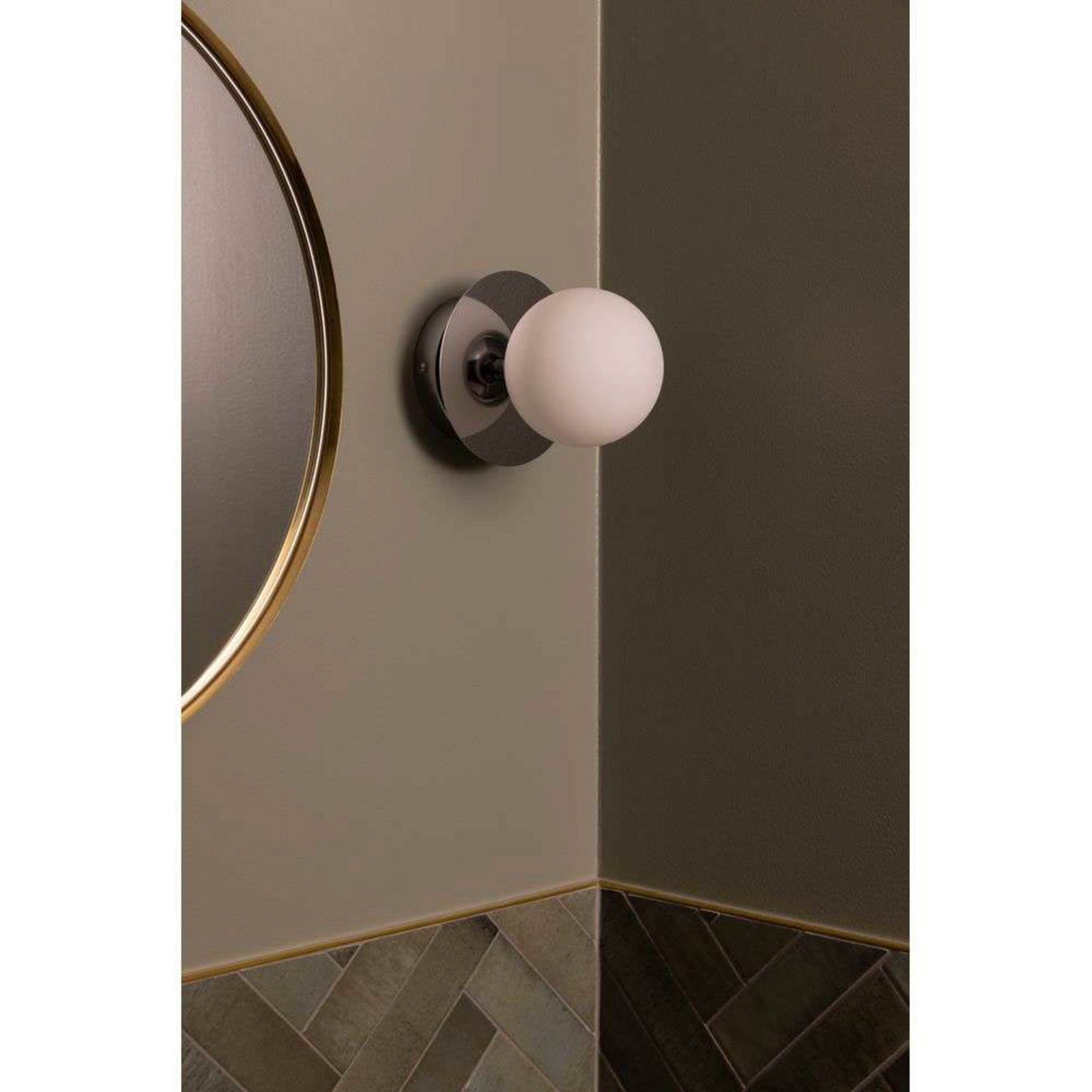 Globen Lighting Art Deco taklampe, IP44, krom/hvit Globen Lighting Art Deco taklampe, IP44, krom/hvit