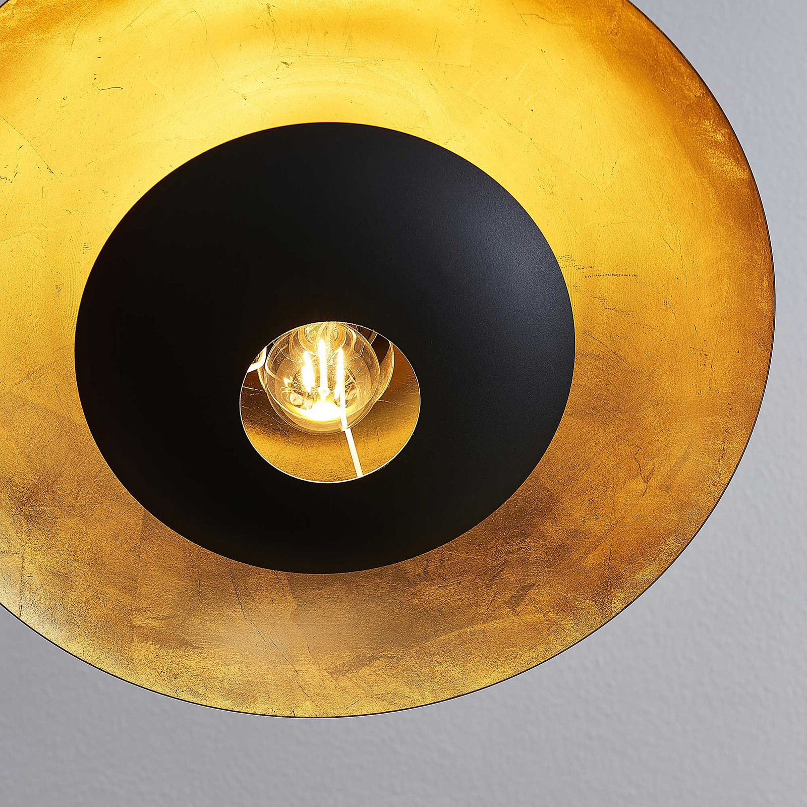 Lindby Sayra kovová závesná lampa čierno-zlatá