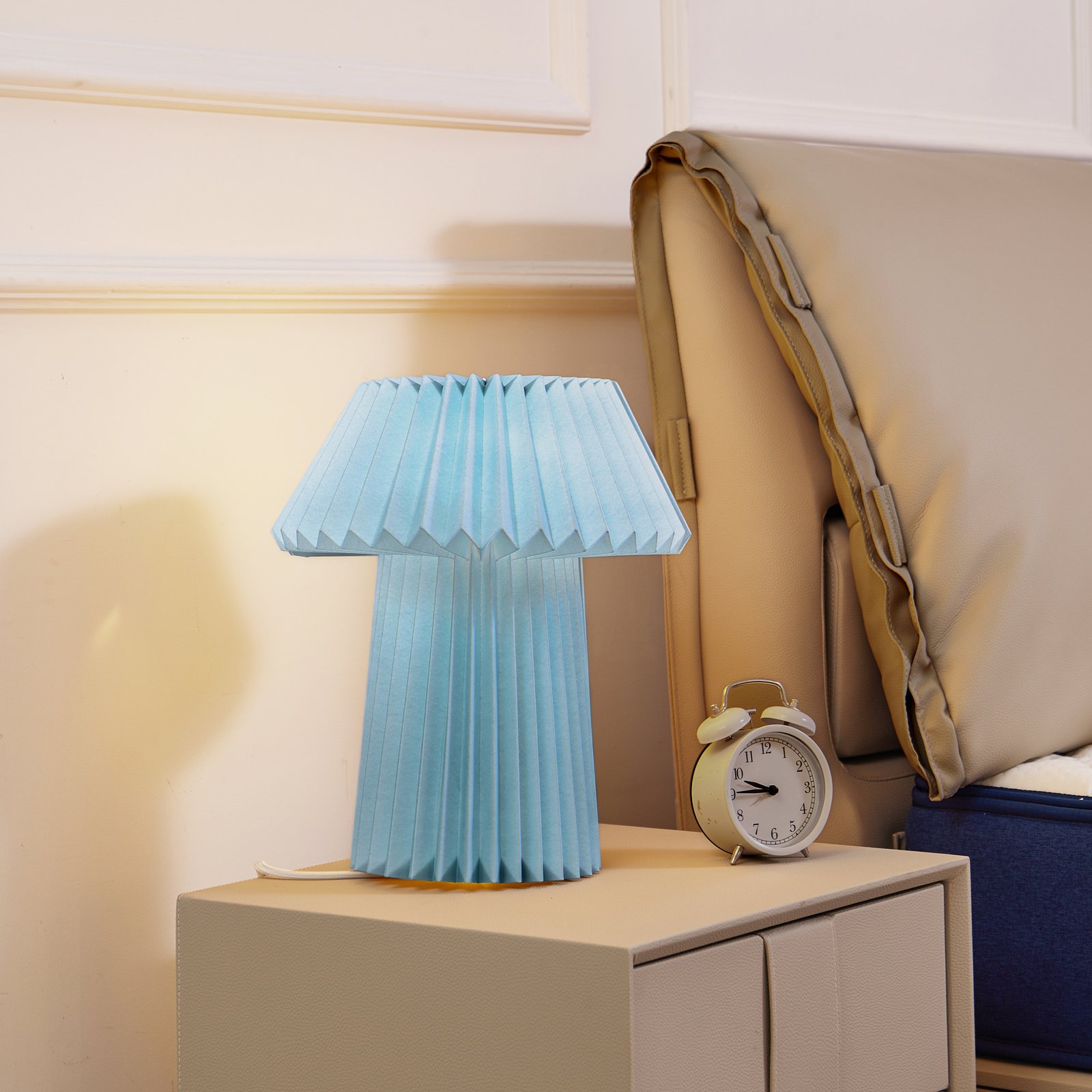 Lámpara de mesa Lindby Magali, azul claro, papel, Ø 34 cm, E14