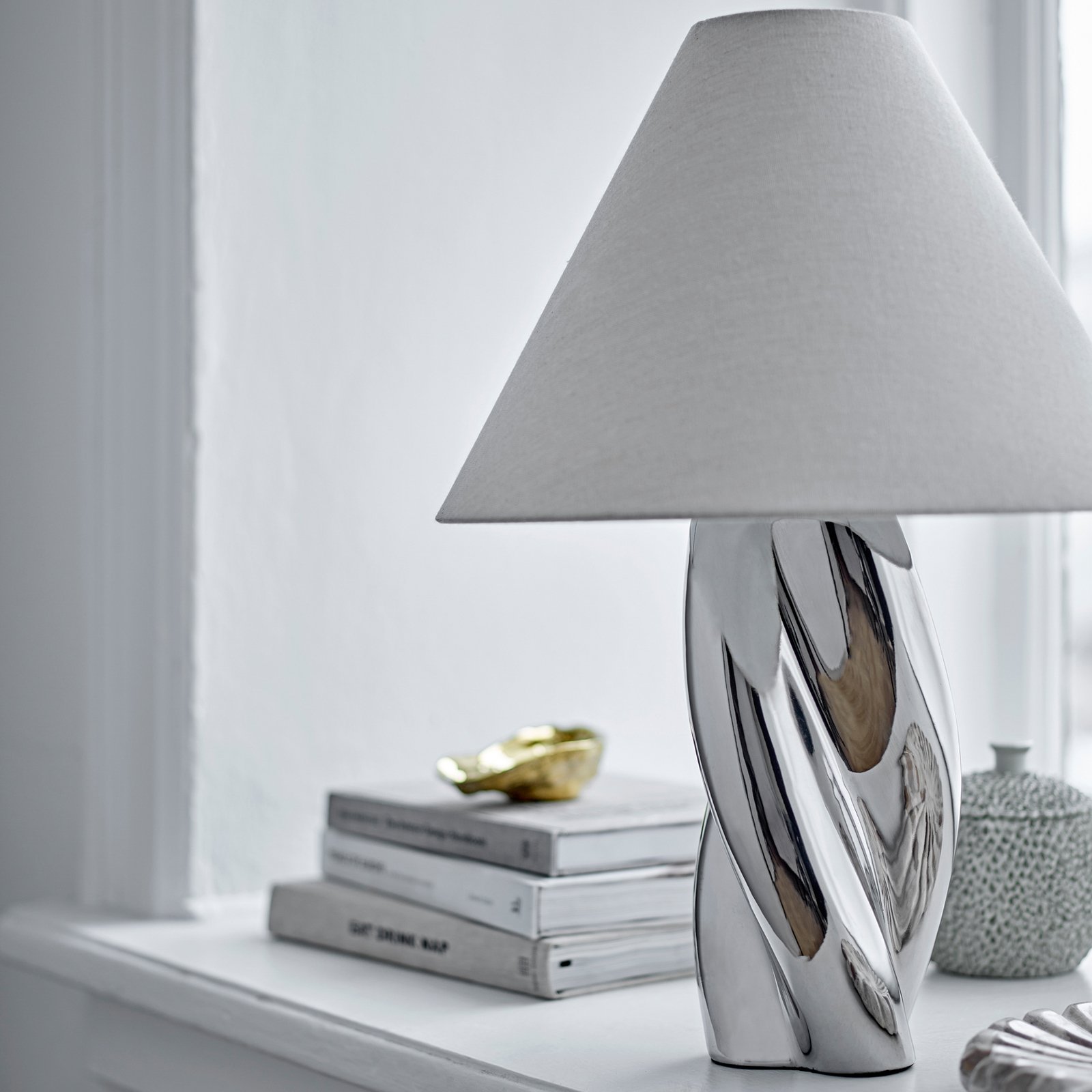 Lampe à poser Silva, faïence, lin, argent - BLOOMINGVILLE Lampe à poser Silva, faïence, lin, argent - BLOOMINGVILLE