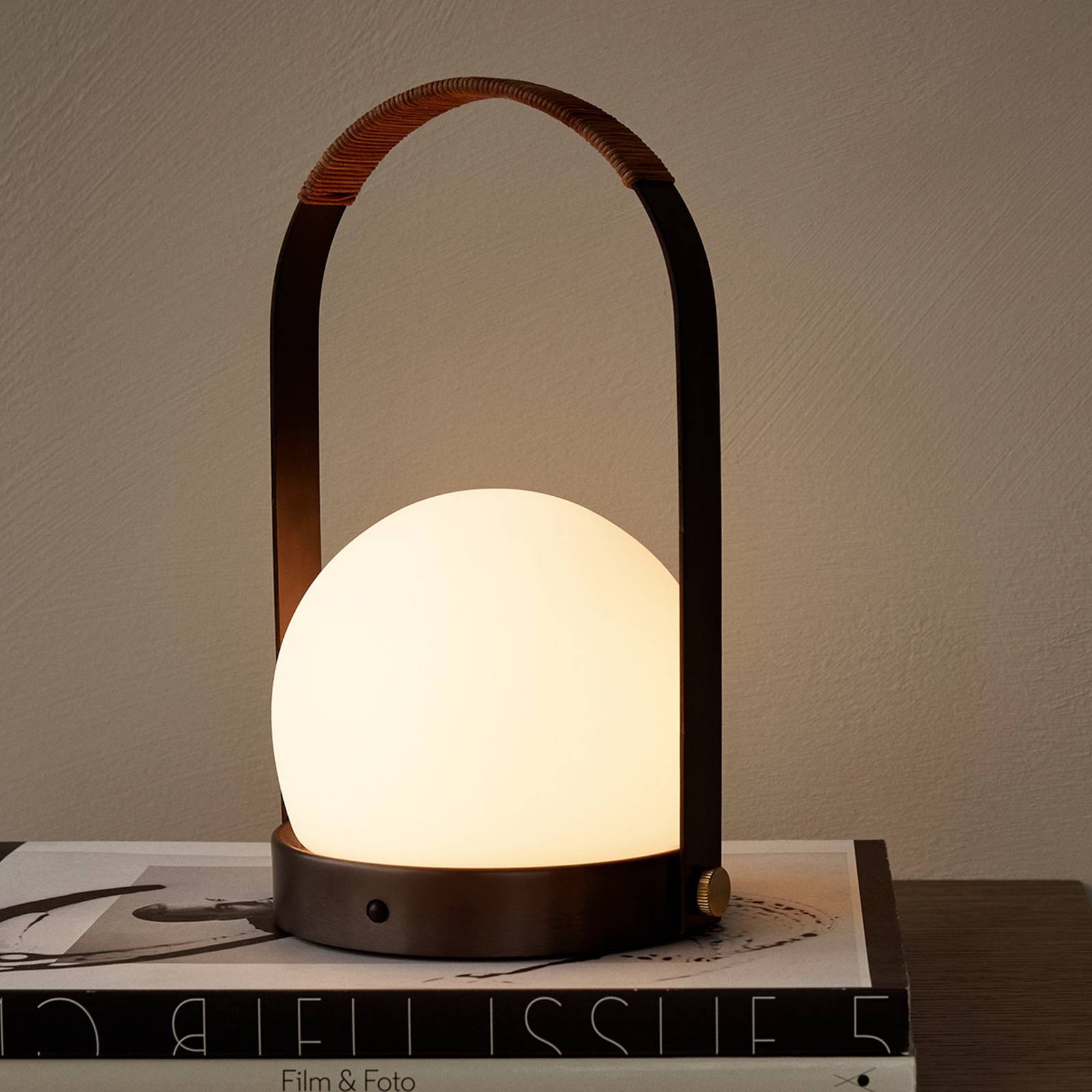 Audo Copenhagen Audo Carrie LED stolní lampa dobíjecí bronz/kůže