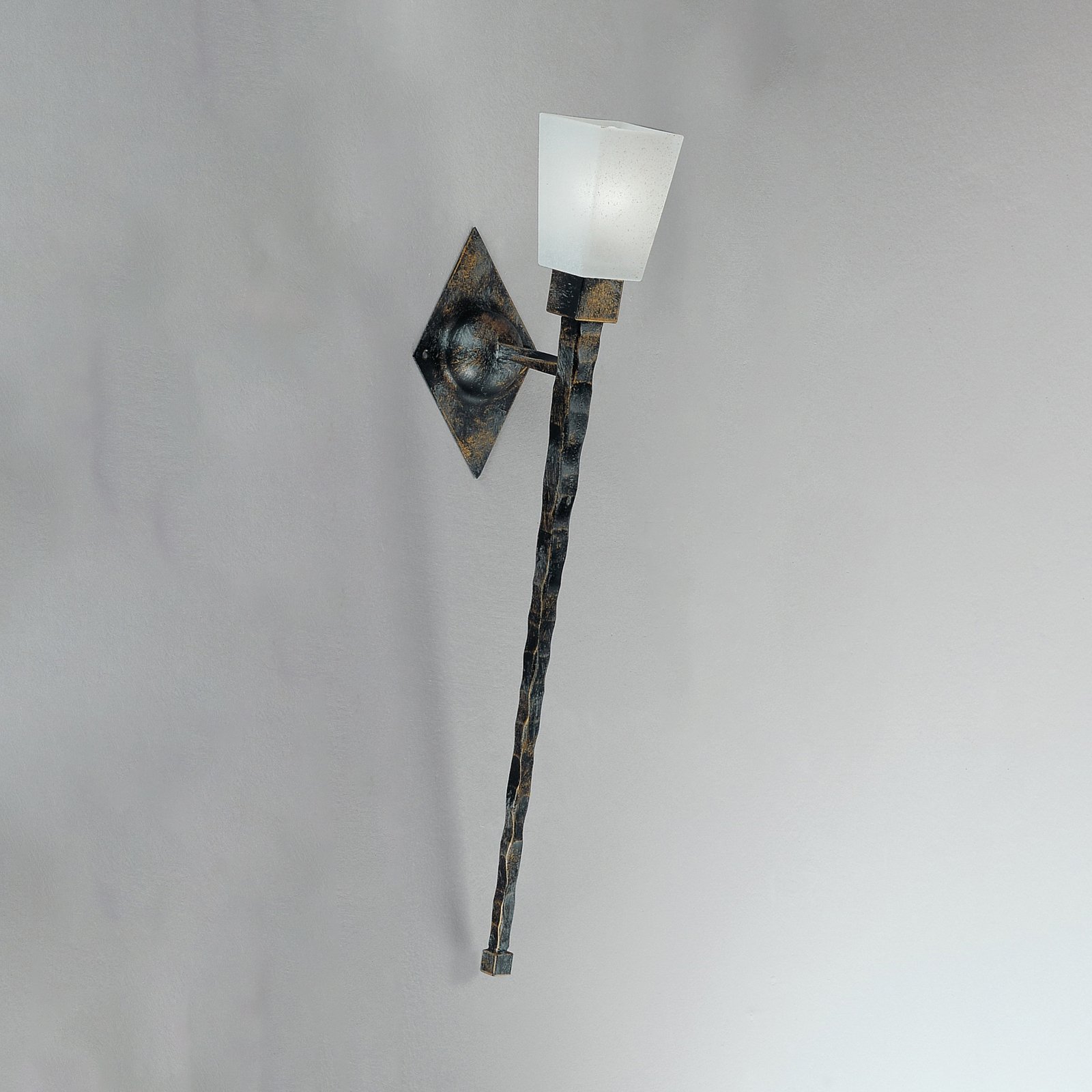 Lampa ścienna Antico, szkło scavo kątowe, kute żelazo, wysokość 58 cm