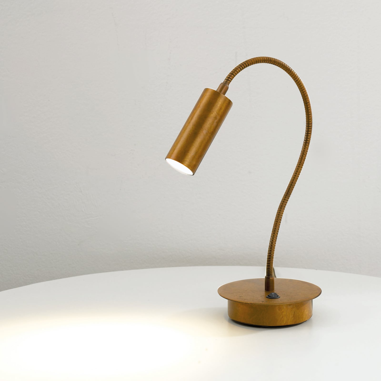 Bordlampe 7538, bruneret messing, justerbar, GU4-MR11 Bordlampe 7538, bruneret messing, justerbar, GU4-MR11