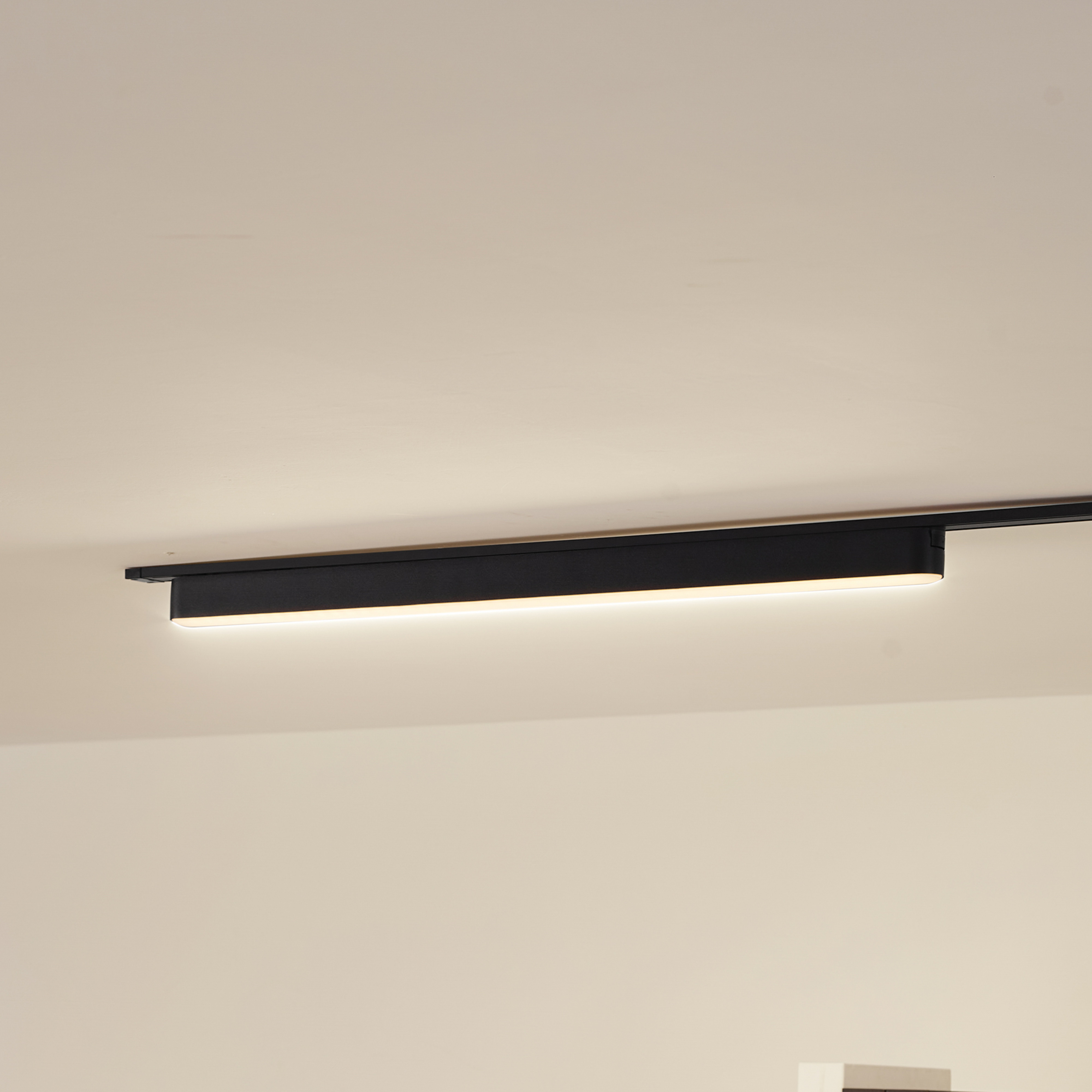 Lindby LED pásik 48 V Lumaro, čierny, 20 W, plastový, stmievateľný
